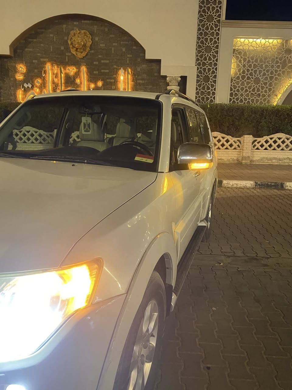 السلام عليكم 
باجيرو موديل. 3500 حبتور 
محرك 3500
دواخل جلد 
كشنات كهرباء
كشنات تدفئه تبريد 
مري شفط 
تحكم ستيرن 
حساسات خلفيه
السياره فتحه و دمام خلفي
تبريد 3 قطع
محرك و كير كفاله عامه
صدر نضيف نسبه 100%
تخم تاير جديد
السياره بأسمي مشروع وطني 
رقم بابل 
كفاله عامه 
سيارة جديدة بمعنى الكلمة ماشية 150الف 
بيها جلخات بسيطة بالدعامية الكدام
السعر180 وبيها مجال
العنوان النجف الاشرف /***********
