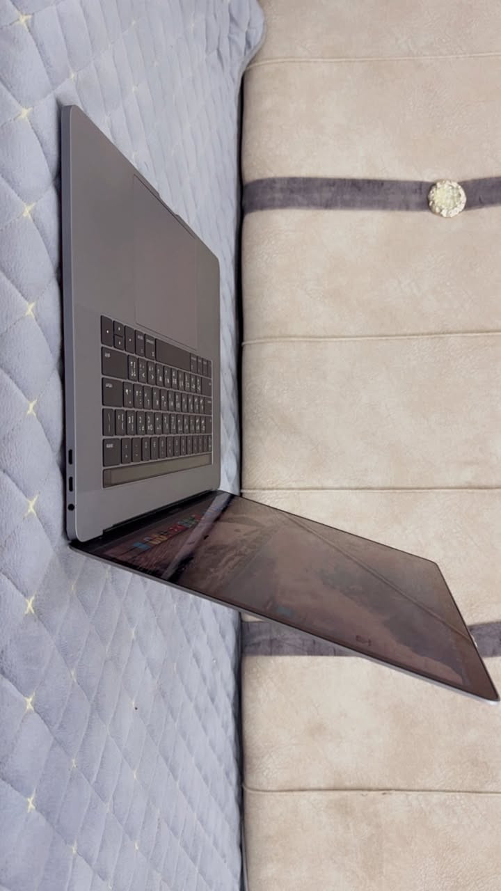 الوصف
ماك بوك برو
MacBook pro 2017 15.4 inch
Core i7 7920 HQ QAUD CORE TURBO
Ram 16gb
512gb ssd
Amd radeon pro 555x 4gb
Touch bar
Touch id
Clen 100%
دورات الشحن 17 قابل للزيا مع شاحن اصلي 97 واط 

***********

السعر ٩٠٠ الف
