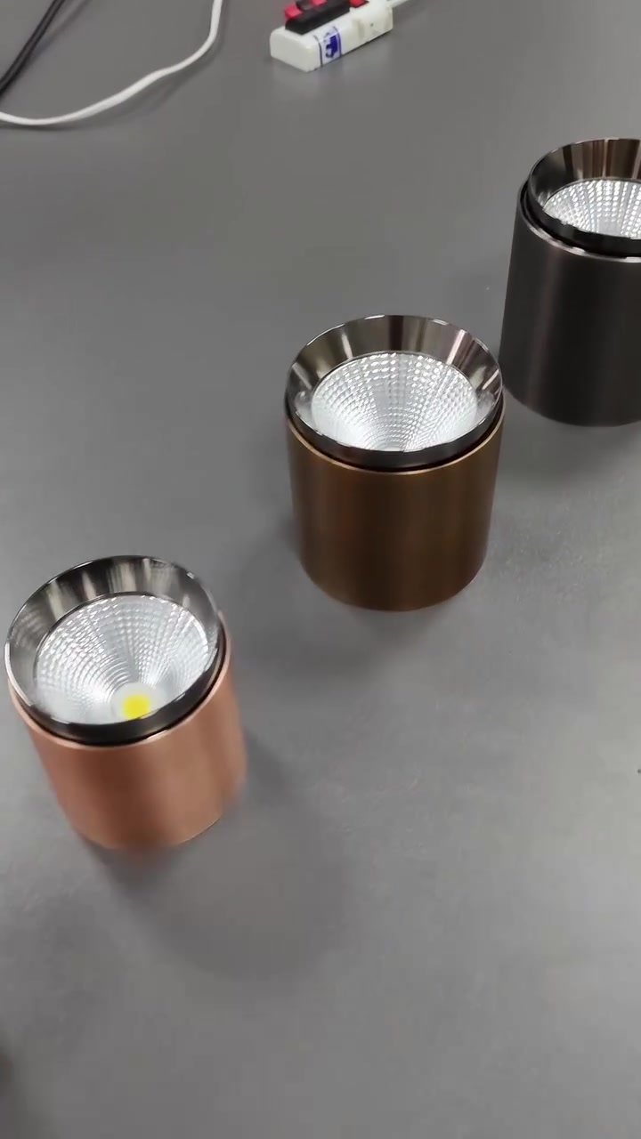 Nice design surface mount spot light.
Aluminum housing 
6500k/3color  2 years guarantee


**إذا كنت صاحب هذا الإعلان وتريد حذفه لأي سبب، رجاءا أرسل رسالة إلى الدعم الفني**
