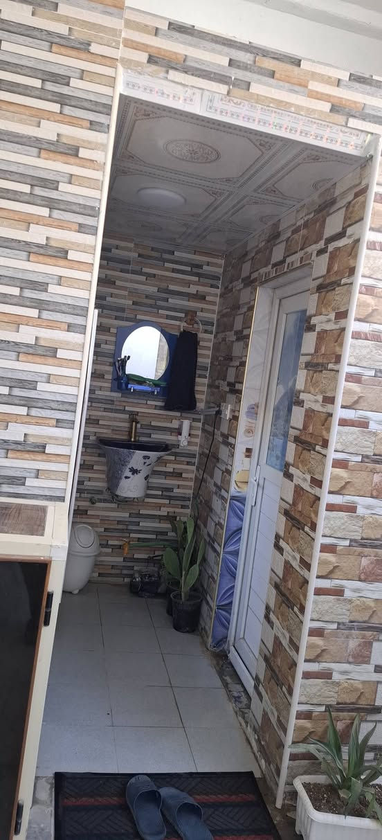 السلام عليكم ورحمة الله وبركاته دار للبيع مساحة ٢٠٠ متر  زراعي بي وصل تطويب شارع الشموخ مقابل جسر المشاة فرع البان الطائي يحتوي على غرفتين نوم صاله واستقبال ومنور صحيات خارجيه داخل بيت مشتمل نظام سويت يحتوي على غرفة نوم كبيره وغرفه صغيره  ومطبخ وصحيات مشترك  منور
الاتصال على الرقم الموجود واتساب ***********
