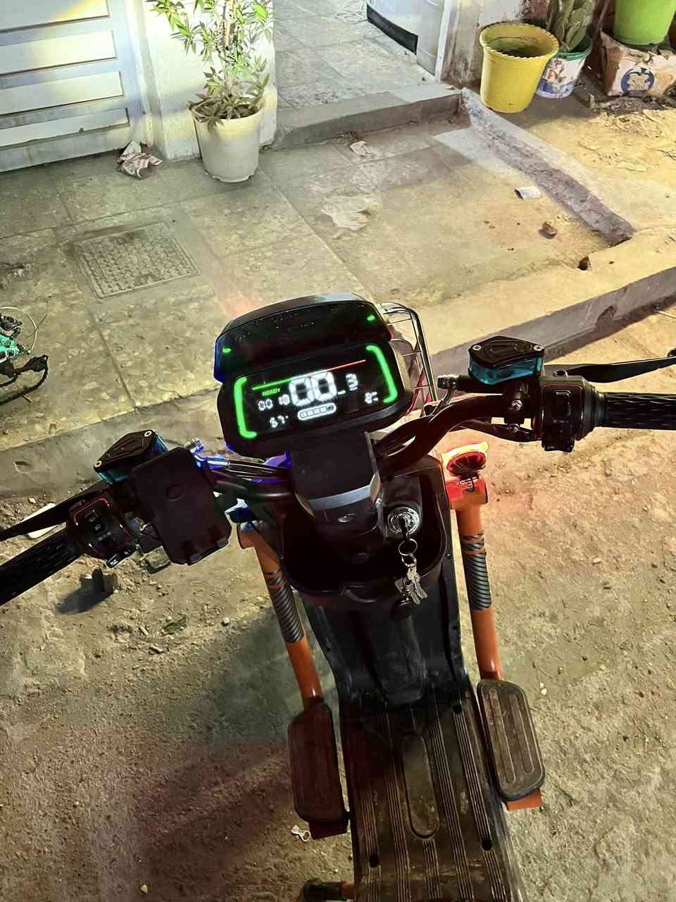 دراجه R9جبلي دراجه جديده صار اقل الشهر من اخذته فوك متصور نظيفه وكل محتوياته موجوده سويجين وبصمتين وحته كارت بيه السعر 550للاستفسار:***********
