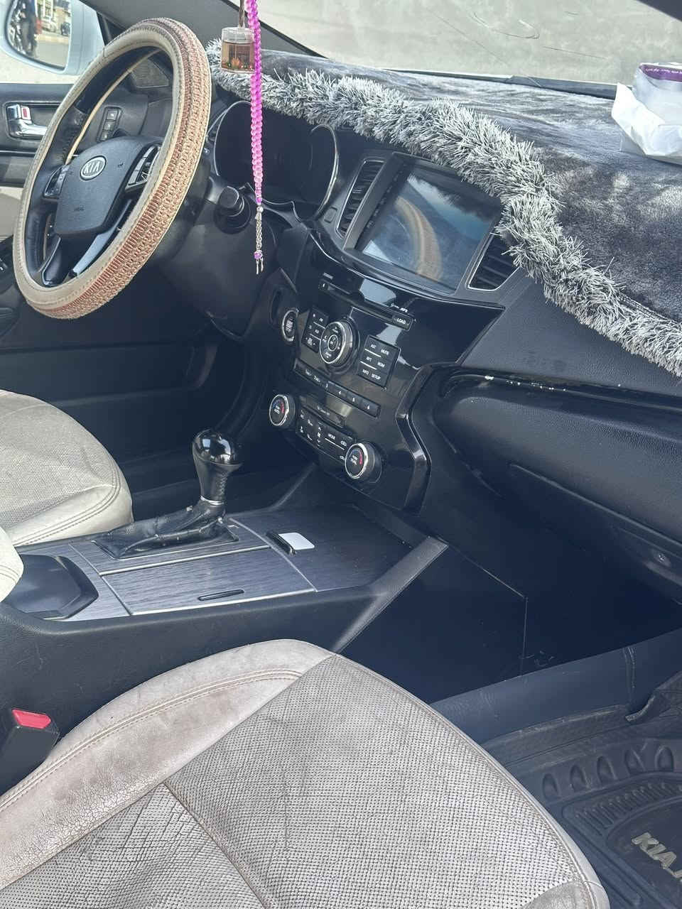 السلام عليكم
سياره كيا كادنزا ٢٠١١
رقم الانبار دولي باسمي تحويل مباشر 
فول وتعرفون مواصفات الفول داخل ابيض 
بيها بونيد بدون حادث شرط 
السعر ١٢٥ بيها مجال الجيه 
مكاني صلاح الدين الشرقاط 
الشراي يجي والما يشتري لا يكسر او يعامل 
وهذا رقمي *********** وحياكم الله
