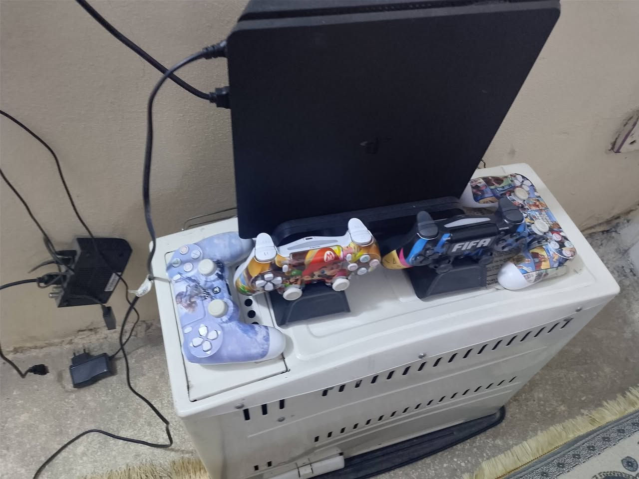 سلام عليكم بلي فور مهكر سلم نضام 12,52ما مفتوح جهاز نضيف 
مع اربع جوستكات ومع اربع لعبات فيفا 26 وبيس وحرب وملاكمه 
رقم تواصل واتساب وهاتف ***********
 السعر265 وبي مجال
