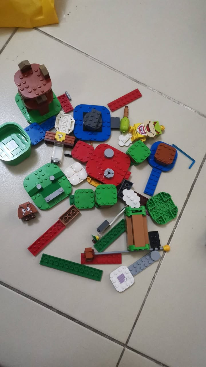LEGO Super Mario
(ماريو ولويجي)، وهما ليسا مجرد مجسمات عادية، بل شخصيات تفاعلية تمزج بين بناء المكعبات وتجربة الألعاب الرقمية
التكنولوجيا التفاعليةشاشات LCD: تمتلك الشخصيات شاشات في العينين والفم والبطن لعرض تعبيرات الوجه المختلفة وردود الفعل الفورية.مستشعرات الألوان والرموز: يوجد مستشعر في الأسفل يتعرف على ألوان المكعبات (مثل الأحمر للحمم والبرتقالي لعلامات السؤال) والرموز الخاصة بالأعداء والمكافآت.مكبر صوت مدمج: يصدر أصواتاً وموسيقى أيقونية من سلسلة ألعاب نينتندو الأصلية
اللعب التعاوني: تدعم الشخصيات تقنية Bluetooth، مما يسمح لماريو ولويجي بالاتصال معاً للعب الجماعي، والعمل كفريق لجمع المزيد من النقاط.التكامل مع التطبيق: يتصل المجسم بتطبيق LEGO Super Mario للهواتف الذكية لمتابعة النتائج، وتوفير تعليمات بناء ثلاثية الأبعاد


**إذا كنت صاحب هذا الإعلان وتريد حذفه لأي سبب، رجاءا أرسل رسالة إلى الدعم الفني**