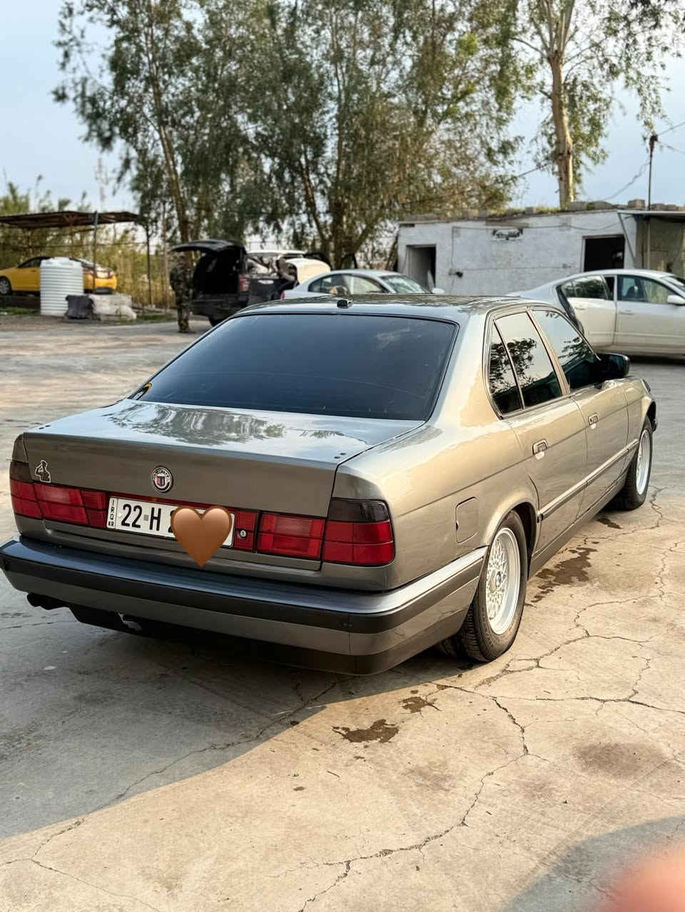 سلام عليكم للبيع بي ام 525 كير عادي موديل 1990جاهزه من كل نواحي رقم اربيل مميز سنويه 2030 جديد وبسمي  صبغ جماليه بدون ضربه بجم عريض محدث مكينه مسكر فانوس كير ابشرط جديد اكسل قفل تبريد ثلج صدر امامي خلفي جديد كهربائيات جديده وشغاله ومدوشمه السياره داينمو سلف كله جديد وسياره ربع دينار مابيهه مصرف سعرهه 59 وبي مجال مكاني ديالى خانقين ***********
