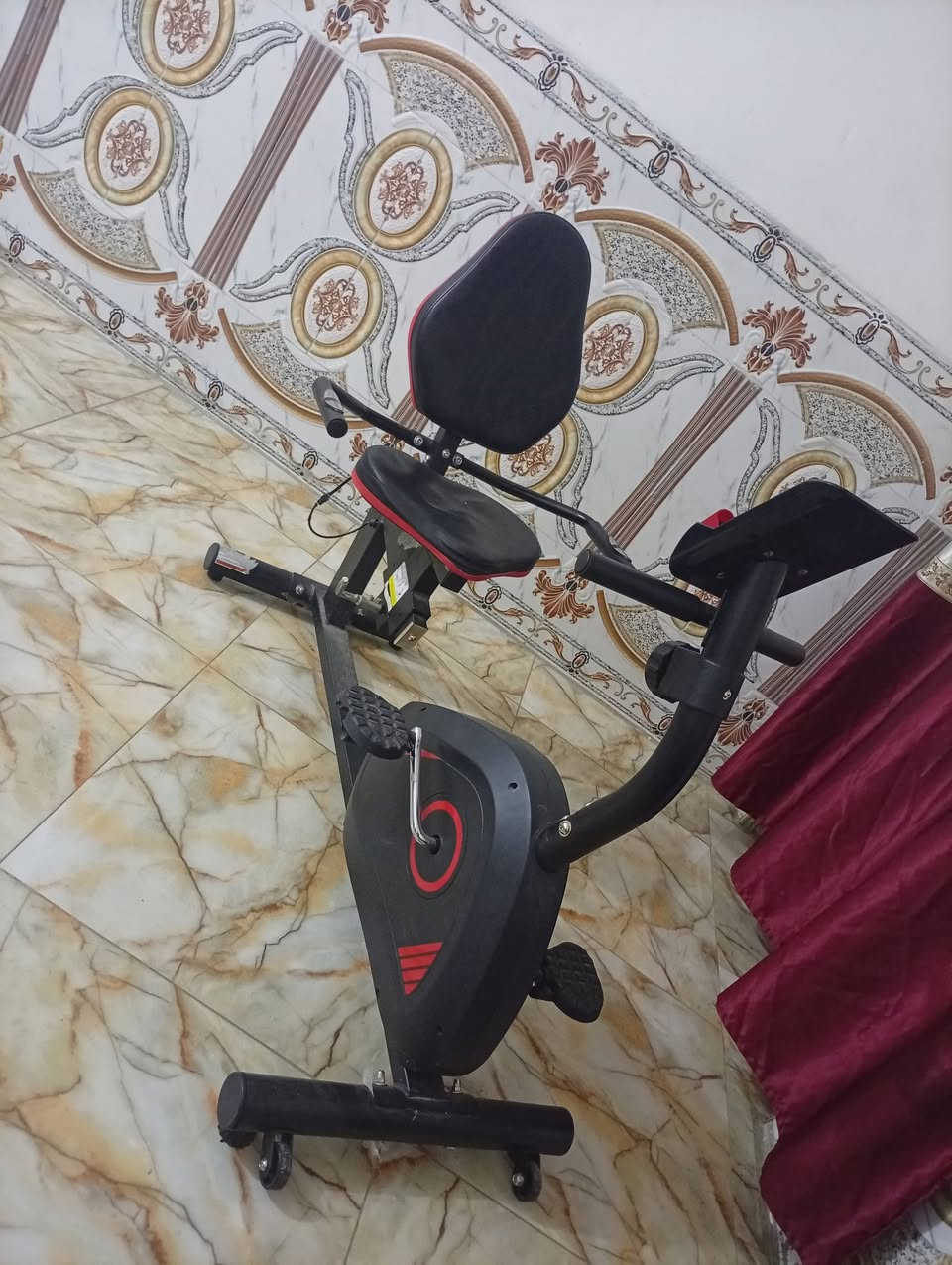 عندي بايسكل رياضي عارضته للبيعالسعر 150وبيه مجال عنواني زعفرانيه دور الشرطه يم مدرسه زهور العراق ***********
