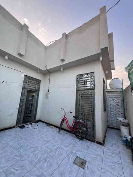 دار سكن للبيع 🏠
#المساحة :: 190م
وقف شيعي مسجل سنوياً 25 الف
إبي الخصيب طريق الوسطي قرب مستشفى الصيني
#يحتوي :: كراج واسع صحيات خارجية أستقبال 
مطبخ حار + بارد غرفتين منام صحيات داخلية
مناور عدد 2 درج دائري مؤدي للسطح الخارجي
#السعر :: 65 مليون وبي مجال بسيط 
#للأستفسار :: *********** متوفر واتساب
