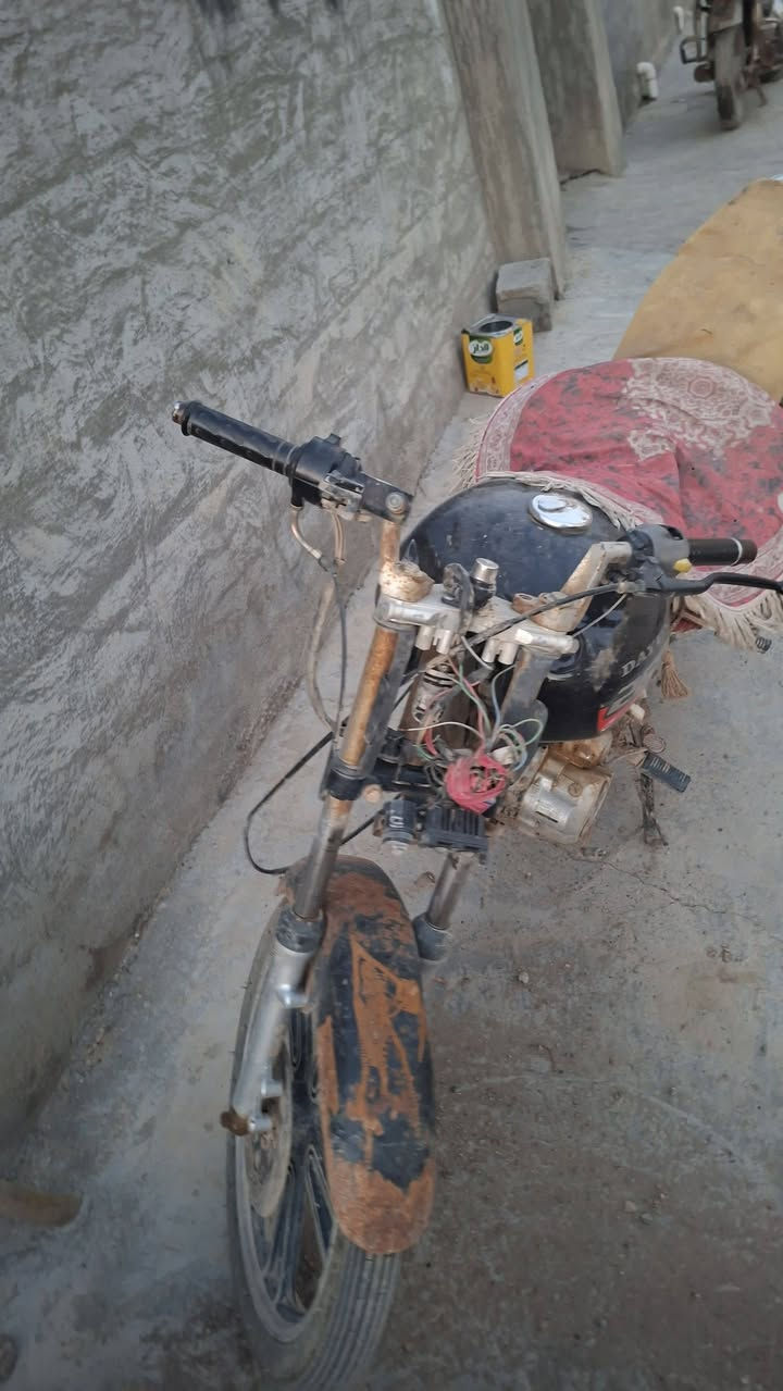 سلام عليكم دراجه للبيع شغاله نكره سلف 
مكينه خير من الله شلعه فول بدون أوراق سعر 180وبيه مجال مكان ديالى الخالص الاستفسار ***********
