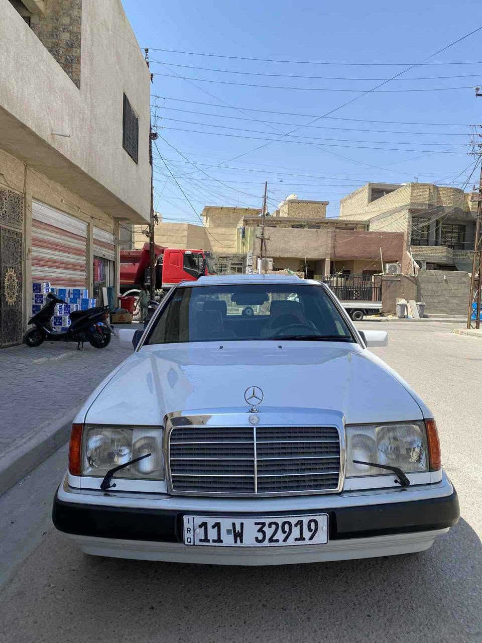 السلام عليكم
مرسدس موديل 93 لون ابيض 
السياره وضع شركة مصبوغ عام الجماليه 
السياره كير مكينه حداديه جديد مكفول 
السياره جاهزه من كلشي  محرك ابو الخراطيم كشنات كهرباء ستيرن كهرباء فتحه بسقف كأمره تبريد اصلي سياره بسمي 
مكاني بغداد رقم تلفون ***********
