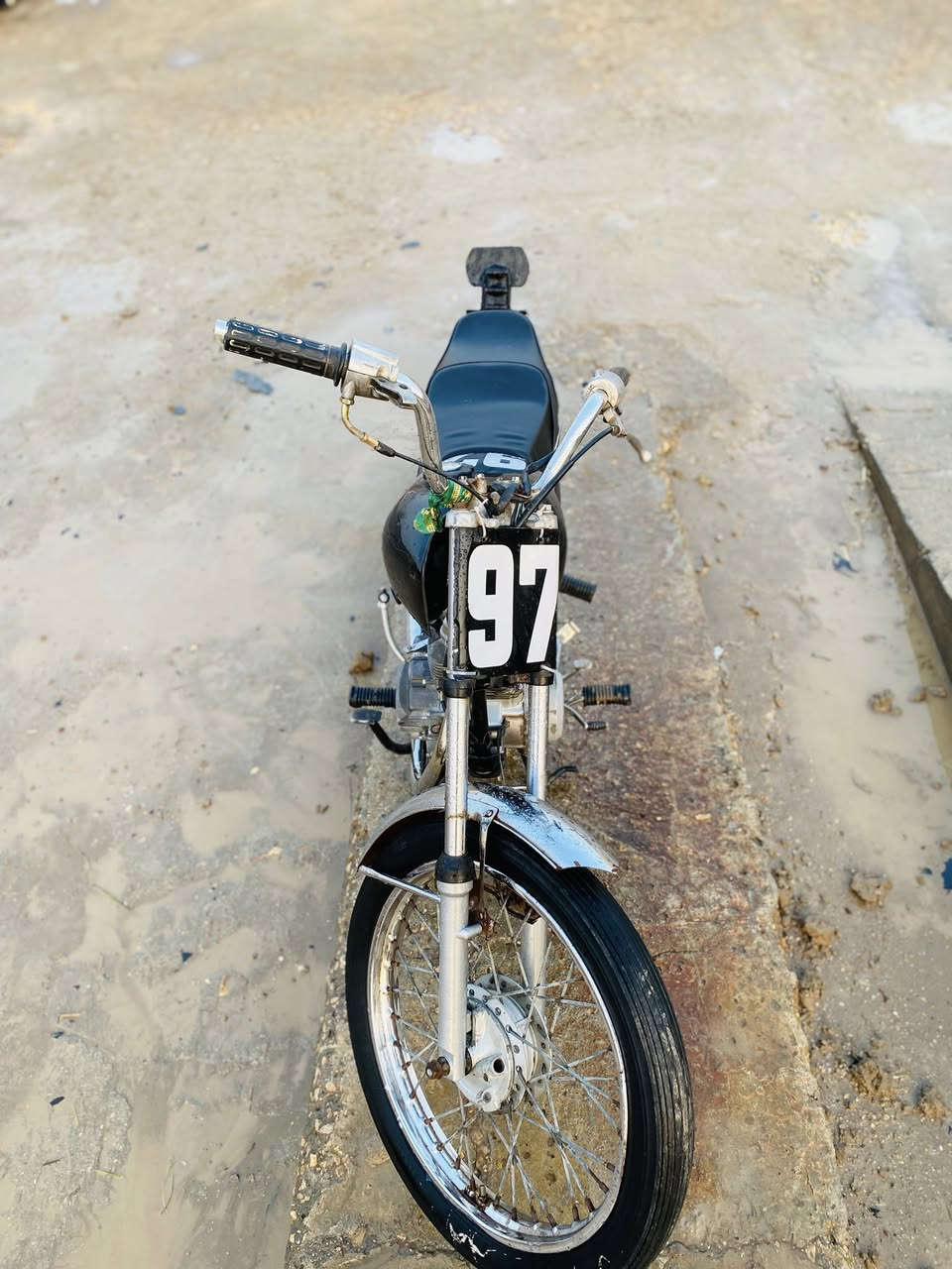 السلام عليكم شباب دراجه للبيع محرك ارشا شرط فصله الدراجه كلك سعره ٣٠٠ وبيه مجال مكاني ديوانيه قضاء الدغاره للتواصل *********** متواجد علا الفيس
