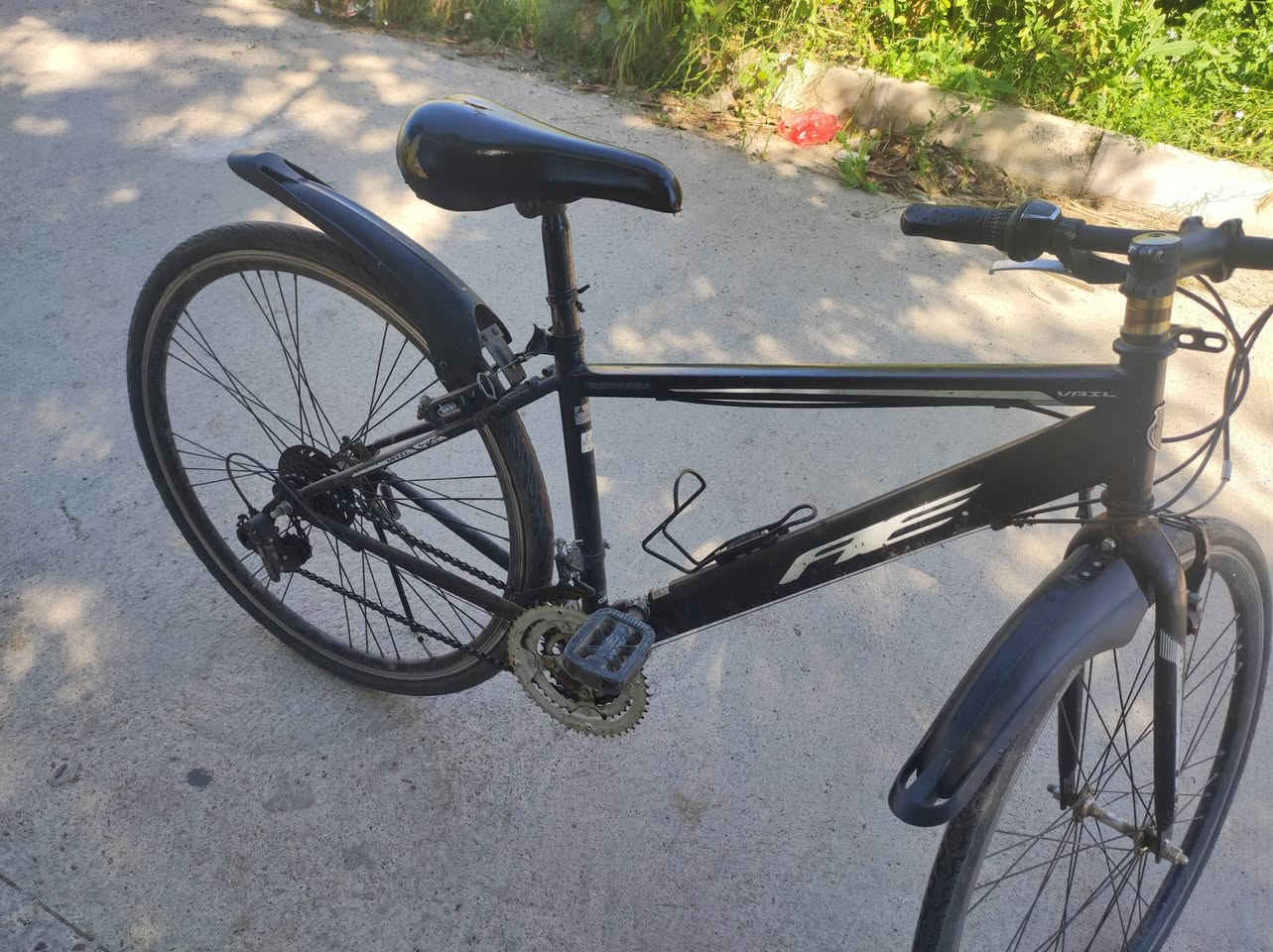 🚲 بايسكل للبيع
بايسكل رياضي نظيف وحالته كلش زينة، استعمال خفيف وجاهز تمشي بيه مباشرة.

المواصفات:
الحجم 27

خفيف وقوي

تايرات رفيعة مناسبة للشارع

بريكات شغالة تمام

قعدة مريحة

بيه رفارف أمامي وخلفي

حامل قنينة ماي

ما يحتاج تصليح، تركب وتمشي.

💰 السعر: (90الف)📍 المكان: (الزهور)📞 للتواصل: (***********) والسعر بي مجال

الجاد يتواصل خاص أو اتصال
