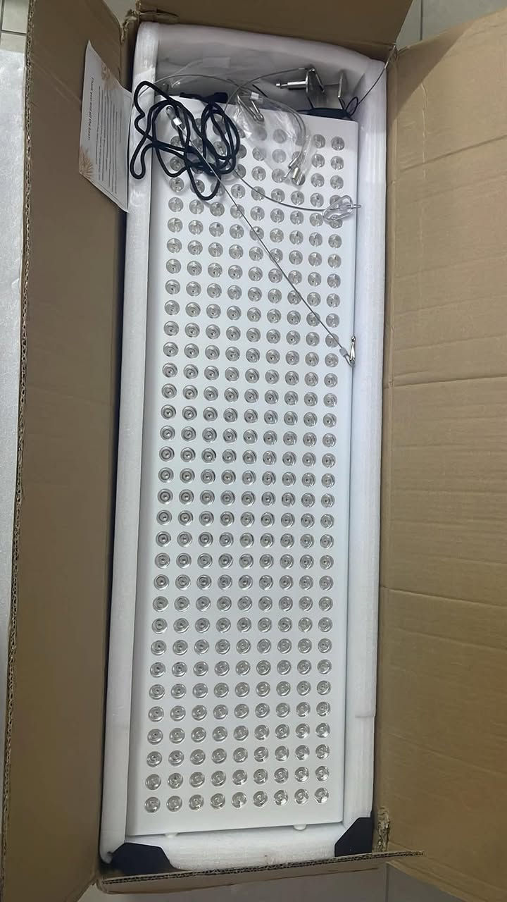 الاصطناعي                        بناءً على الصورة، هذا جهاز علاج بالضوء الأحمر والأشعة تحت الحمراء يستخدم عادة لتحسين صحة البشرة والعضلات.الاستخدامات: يُستخدم لتخفيف آلام المفاصل والعضلات المزمنة، وتحفيز الدورة الدموية، ودعم التئام الجروح.الخصائص الفنية: يحتوي الجهاز على صفيف من مصابيح LED التي تبعث موجات مختلفة، وتتراوح أطوالها الموجية لتخترق الأنسجة بعمق.


**إذا كنت صاحب هذا الإعلان وتريد حذفه لأي سبب، رجاءا أرسل رسالة إلى الدعم الفني**