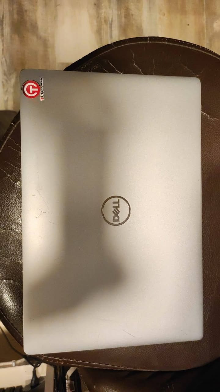 سلام عليكم 
1/لابتوب كور i5 جيل 10 
2/رام 8 (هارد 256SSD)
3/حجم الشاشه 14 انج 
4/(لمس) كيبورد انكليزي و بي لزكات عربي نضافه 95/100 
فقط شخط بسيط بل ضهر تصلن ما يبين 
5/كيبورد RGB
6/شاحنه لاصليه 
السعر 400و بيها مجال للشراي (بسيط)العنوان ميسان حي الشهداء بلخدمي للستفسار الاتصال على الرقم (***********)
