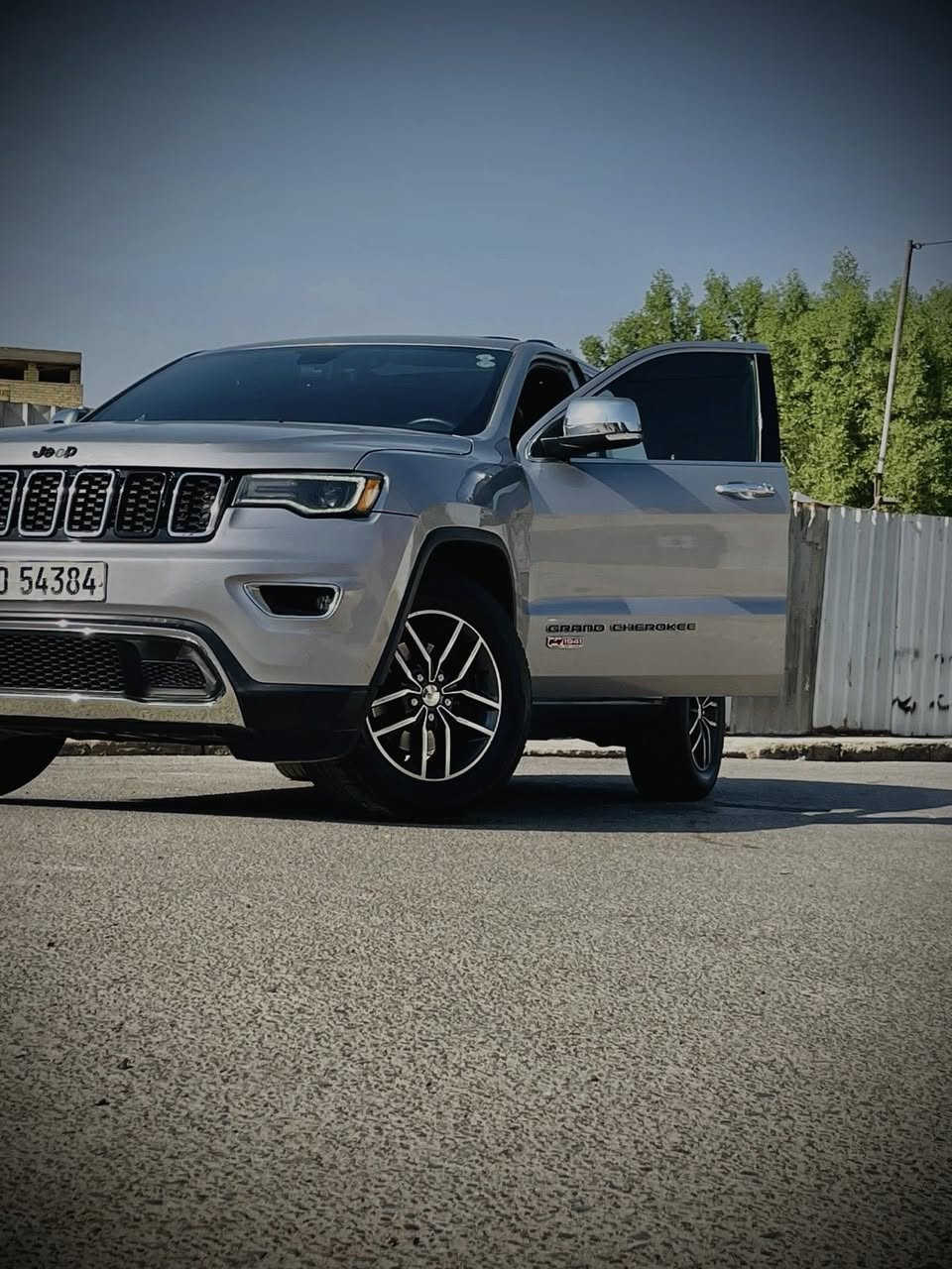 السلام عليكم
للبيع جيب لاريدو كراند شيروكي 2017 (تو ويل) وارد امريكي حادثها دعاميه خلفيه فقط صبغ وبيها بارد بل جاملغ الايسر فقط رقم اربيل هزه جديده صدر جديد مكينه وكير كفاله السونار مرفوق بالصور
السيارة باسمي تحويل ثاني يوم

مواصفات السيارة 
نسخه 1941 
بانوراما ع طول سياره
شاشه جبيره
بصمه ابواب وتشغيل
(((تو ويل )))مو (((فور ويل)))
تشغيل عن بعد
توقف تلقائي
حساسات 
كامرا خلفيه
تدفئه تبريد بلكشنات والستيرن
تبريد قطعتين
وبعد بيها مواصفات

السعر 237$ يعني دفترين و37 ورقه وبيها مجال
مكاني الشعب شارع الاسواق المركزيه 
للاستفسار اكثر *********** اتصال
                      *********** وتساب
