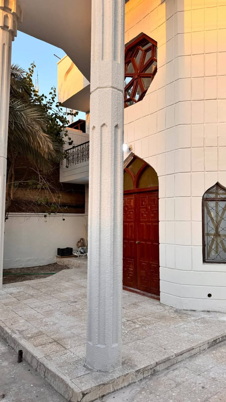 السلام عليكم بيت للايجار شركات مساحة البيت ٢٥٠ طابقين متر على شارع الدفاع المدني الشارع العام يحتوي على كراج وحديقة ومطبخ وصحيات وصالة واستقبال وغرف عدد ٤ 
للاستفسار ***********
