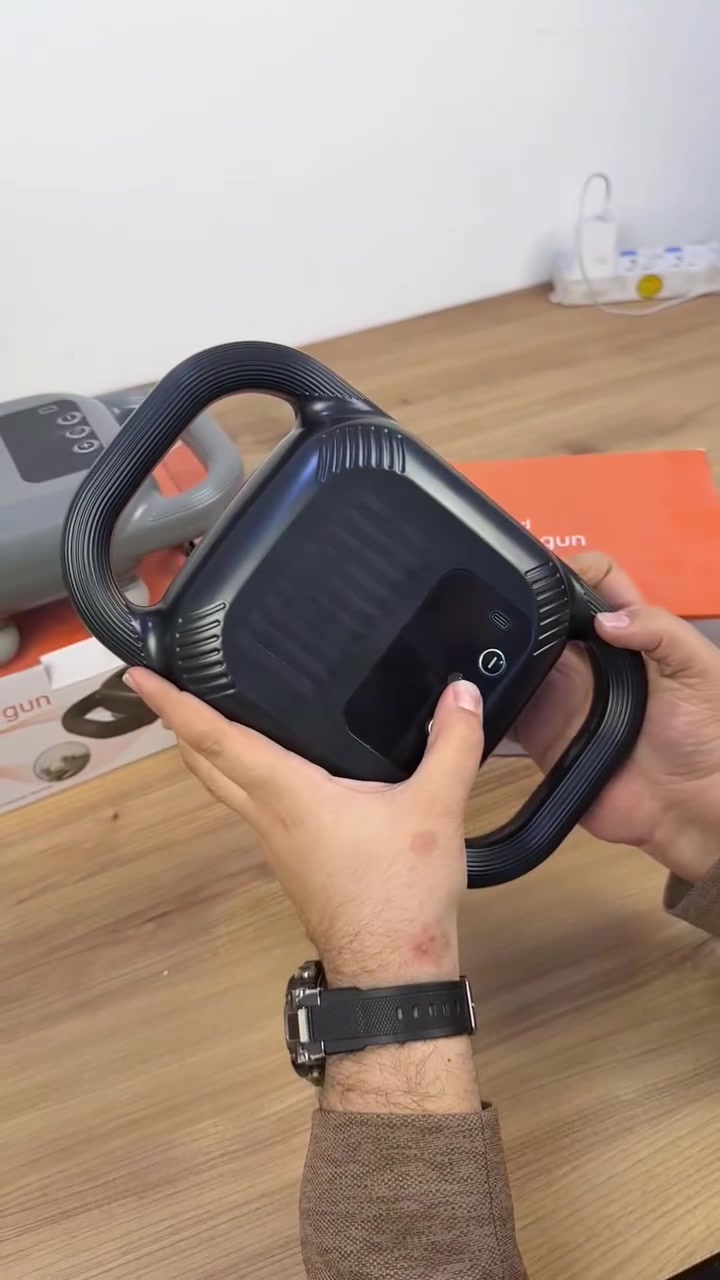 جهاز تدليك

الاستخدامات

جهاز Six-Headed Massage Gun HH-008 مصمم لتقديم تجربة تدليك احترافية تساعد على استرخاء العضلات وتخفيف التوتر والإجهاد.

مثالي للاستخدام بعد التمارين الرياضية لتقليل آلام العضلات، كما يمكن استخدامه في المنزل أو المكتب لتحفيز الدورة الدموية وتخفيف التشنجات العضلية.

المميزات

يتميز الجهاز بمحرك قوي بقدرة 15 واط يوفر تدليكًا عميقًا وفعالًا لتخفيف التوتر في مختلف مناطق الجسم.

مزود بستة رؤوس تدليك مصممة لاستهداف مناطق مختلفة من العضلات وتحقيق تجربة تدليك شاملة.

يعمل ببطارية 1500mAh قابلة لإعادة الشحن عبر منفذ USB Type-C، 5V1A، مما يجعله مريحًا للاستخدام في أي وقت دون الحاجة إلى توصيل مباشر بالكهرباء.

يأتي بتصميم مريح وسهل الاستخدام مع مقابض جانبية توفر تحكمًا أفضل أثناء التدليك.

يتميز بحجم 28× 16× 12 سم، مما يجعله خفيف الوزن وسهل الحمل والتخزين.

الملاحظات

للحصول على أفضل أداء، يُنصح بشحن الجهاز بالكامل قبل الاستخدام الأول، وتجنب تشغيله أثناء الشحن.

يجب استخدام الجهاز بحذر على المناطق الحساسة وعدم الضغط بشدة لتجنب أي إجهاد زائد على العضلات.

يُنصح بتجنب استخدام الجهاز لفترات طويلة متواصلة لمنع ارتفاع درجة الحرارة.

صنع في الصين وسعر 19وتوصيل جميع محافضات


**إذا كنت صاحب هذا الإعلان وتريد حذفه لأي سبب، رجاءا أرسل رسالة إلى الدعم الفني**