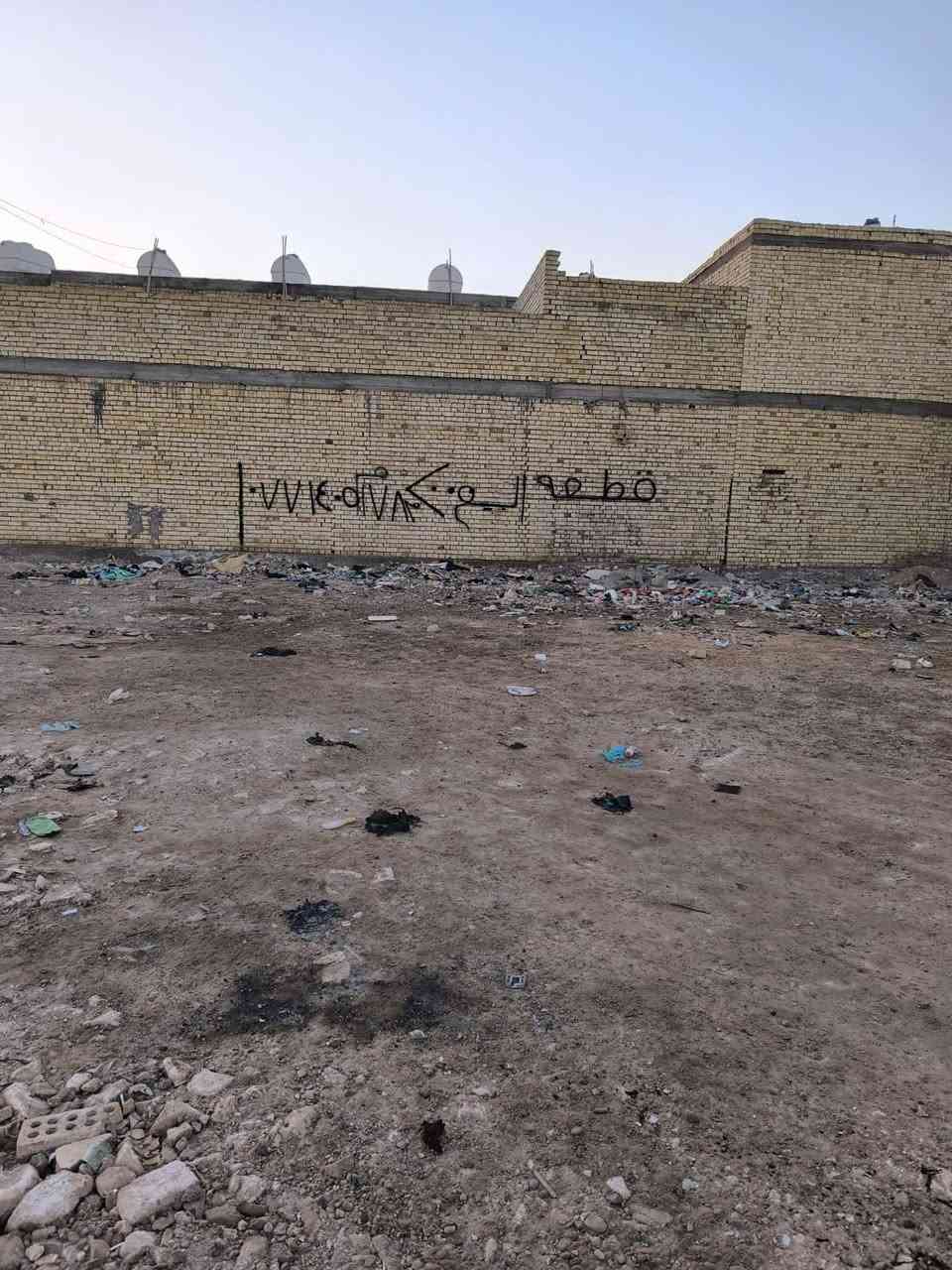 السلام عليكم قطعه ارض للبيع مساحه 200 متر خدمات كامله باقي بس التبليط
موقعه خضراء الدسيم 
سعر ٢٧ 
***********
