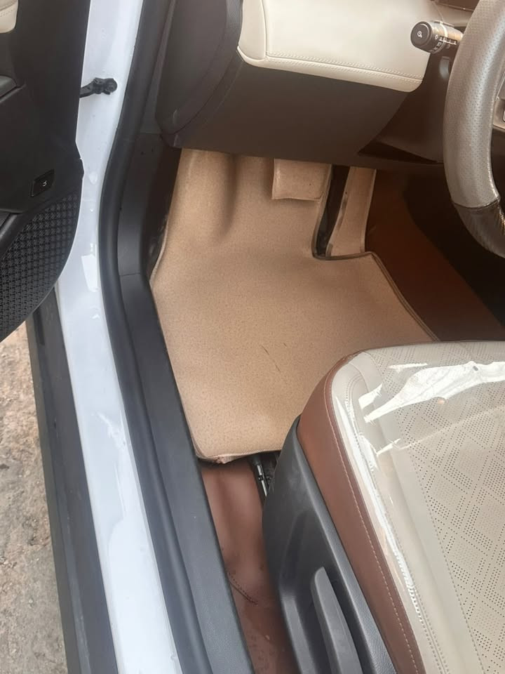 السلام عليكم للبيع بي واي دي كن بلاص داخل ابيض ومسويلها كاعيه جلد وسفاري ولكشنات نايملىن حراري ماشيه 3الف غراضها موجوده 
مواصفاتها معروفه سياره حلوه ربع متصرف عليها 
سعرها ١٩ للستفسار اتصل عل رقم 
***********
