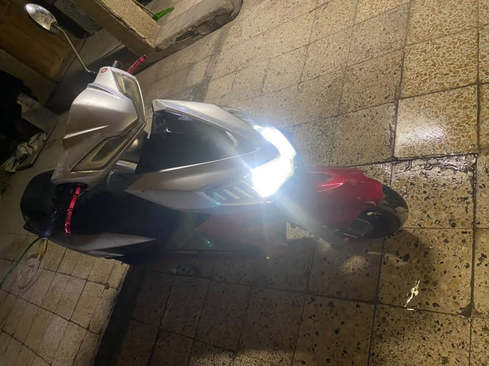 دراجه سكنس شحن 
٦ بطاريات 
كلشي شغال بيها عوزها بس بطاريات 
 ابيع كوم حديد 
يرادلها بطاريات 
مكاني الغزالية 
سعر ٢٥٠ وبي مجال 
***********
