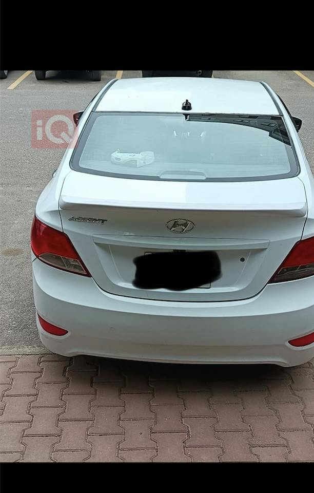 السلام عليكم
هيونداي اكسنت 2016 
المحرك 1.6 4 سلندر 
اوتماتيك 
وارد امريكي ممشى السيارة 113 ميل 
se المواصفات 
بيها قطعيتن فقط 
اللوحة بغداد خصوصي رقم جديد 
عدد المقاعد 5 
مواصفاتها 
كاميرا خلفية 
فتحة سقف 
نوافذ كهربائية 
شاشة اندرويد 
المصابيح امامية ليد 
السيارة حلوة مرتبة مابيها نقوصات سونارها موجود من تتصل علية ادزلكيا واذا انت شراي تجي على السيارة وهم نسوي سونار 
سعرها 90$  
وبيها مجال 
مكاني بغداد 
الرقم ***********

