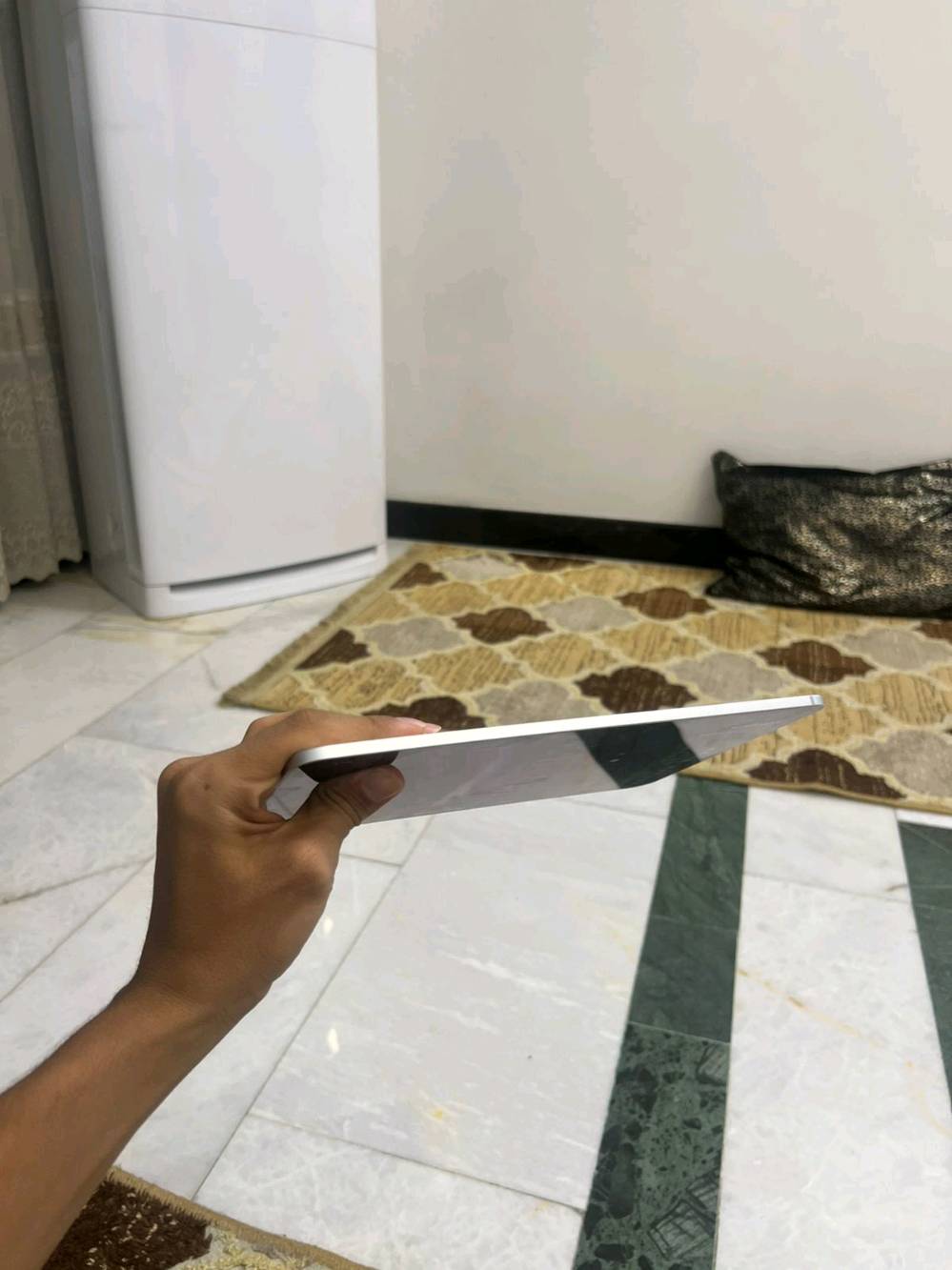 عرضت للبيع آي باد برو في حالة ممتازة. الجهاز نظيف وخالي من أي خدوش. اللون فضي وجميع الوظائف تعمل بشكل مثالي. مثالي للاستخدام اليومي أو للعمل والدراسة.