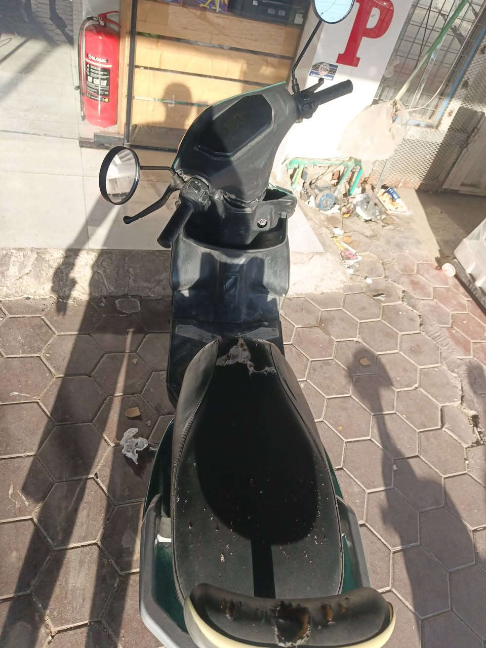السلام عليكم اعادة نشر 
دراجة سكنس بيها فطر خفيف بالكڤر الامامي والكشن شوفت عينكم ويرادلها فج مال بريك خلفي وبطارياتها تعبانات بين قوسين يتبدلن تمشيك مسافه 5 كيلو على هالوضع يعني مال مشاوير داخل المنطقه تفيد الي عنده شغل يروح ويرجع بيها لازم يخلي على نمره واحد وعلى كيفه وي السكليتر مو يقبط حتى تصير اقتصادية بالصرف 
كهربائية كلها شغاله لايتات واشاير وهورن وحتى شاحنة usb شغالة والله العظيم كل الحجيتة موجود بيها مامجذب ب ولا حرف 
رايدها بيع فقططط بدون مراوس حبايب فقط بيع وتوصيل ماعدي تجي تشوفها بعينك وتاخذها بالكية التجيبها
🩵 مكاني بغداد المدائن وسعر بلاش والله علما سعر الجديدة 550 الف 
معلومه سعر البطاريات 250 الف يطلعن لان بطارياتها مسطرة عالي 32 امبير ونلي 
وياها سويج فقط وشاحنتها وزوج مرايات مال الولد الاخذتها منه بقن بيها واسف على الاطالة حبيت اوضح كلشي حتى الماعنده خبرة بيهن ياخذها على الحجي الكاتبة وماينغش مثل البعض حشى الزينين 
واتس اب عندي او رمش بكيفك 
***********

