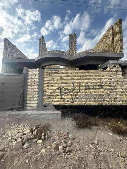 ♤ هيكل طابقين للبيع   ♤🏠
💢¤طابو   ملك صرف ¤💢 
بناء حديث وشغل درجة أولى 
صاله ومطبخ واستقبال وغرفه نوم 4 ومجمع صحيات داخلي وخارجي 
الموقع  المحاويل  حصن جعفر 
المساحة 》👈》100متر  مربع 
واجه 》👈》10متر 
نزال 》👈》10متر 
عرض الشارع 》👈》10 متر 
للاستفسار اكثر الاتصال على الارقام التاليه 📞📞
***********  - ***********
او زياره مكتب  المحامي العقاري علي راجي العلواني
