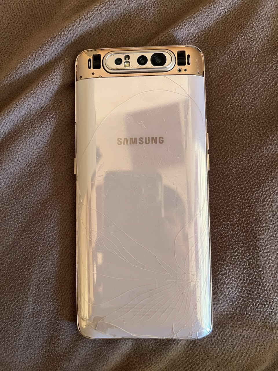 يا الله
السلام عليكم 
جهاز سامسونج  A80
ذاكرة ١٢٨
بطارية عملاقة ٣٧٠٠
الجهاز ايخبل 
الجهاز ما مفتوح ابد 
بي فطور بسيطة بل شاشة و بل ضهر 
يعني جهاز مال جناية 
ول سبليت مال السلفي واكف يتصلح اب ١٥الف 
سعر الجهاز ٩٥الف و بي مجال قليل 
عنواني الرمادي 
رقم ***********
