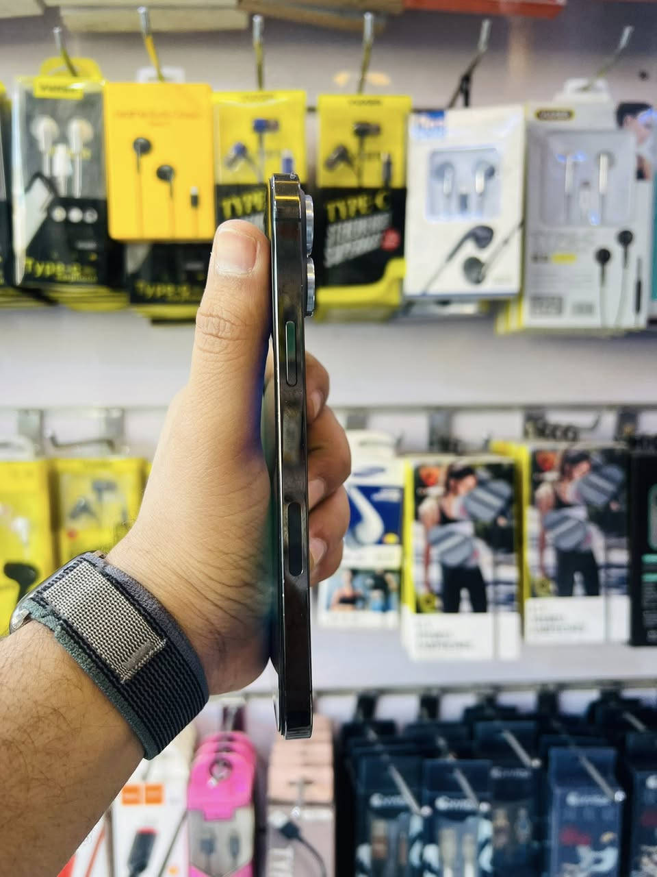 السلام عليكم 🫡
للبيع iPhone 13 pro max 

ذاكره 512 

بطاريه 100‎%‎ مبدله اصليه 

لون اسود نموذج M

نضافه 90‎%‎ الجهاز كله شغال فقط مبدل شاشه اصليه اصليه اصليه وكامره فقط كله شغال اتصال فيس ايدي صوت انترنيت هزاز فرمته كله شغال السعر قفل 425 مكاين بغداد مدينه الصدر


**إذا كنت صاحب هذا الإعلان وتريد حذفه لأي سبب، رجاءا أرسل رسالة إلى الدعم الفني**