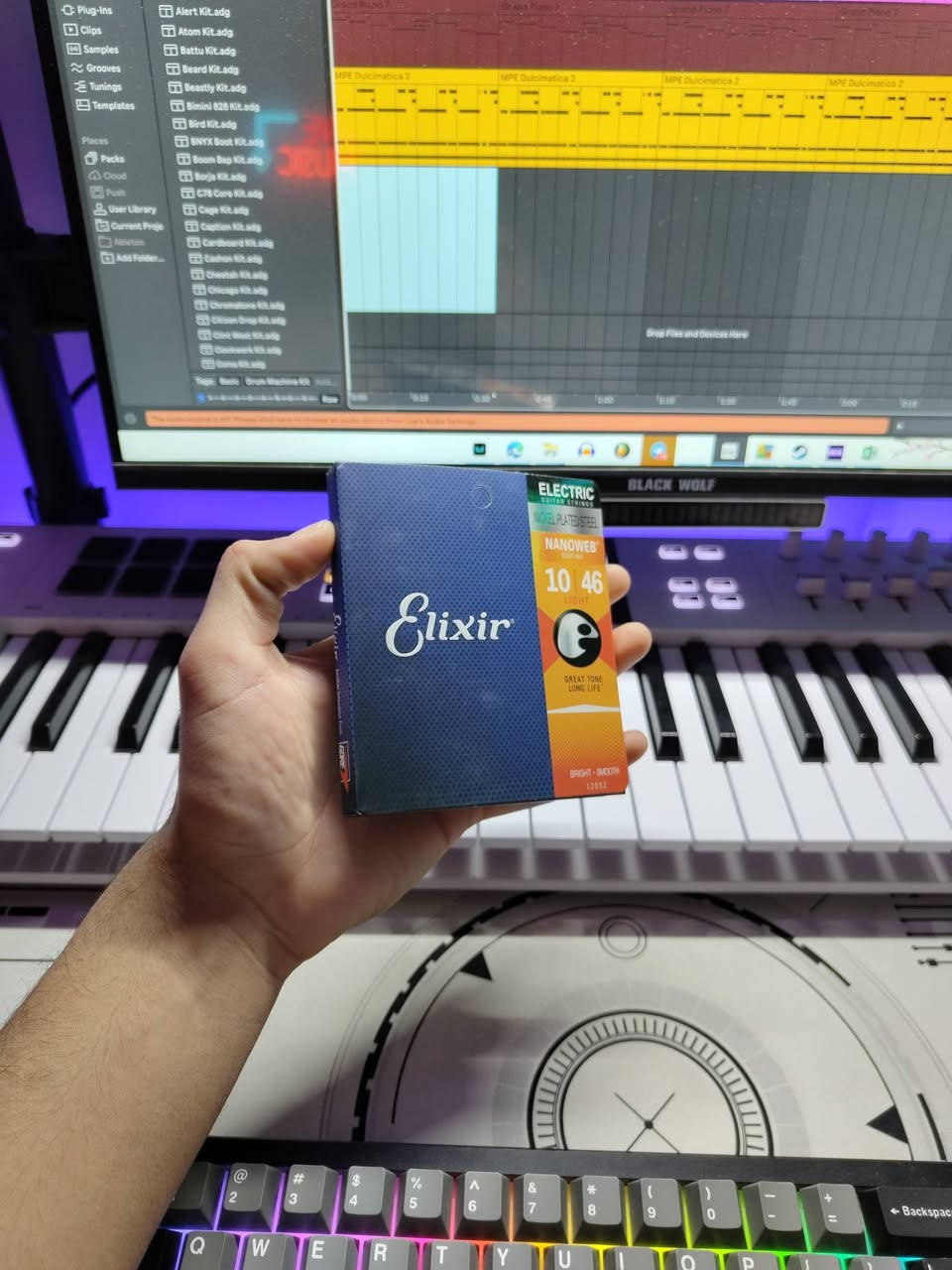 اوتار گيتار ماركة Daddario و Elixir 🎸
متوفر Electric guitar و Acoustic guitar 
متوفر جملة ومفرد 
الاسعار جداً مناسبة 
للتواصل/***********
متوفر توصيل لجميع محافظات العراق 🚚 🚛
