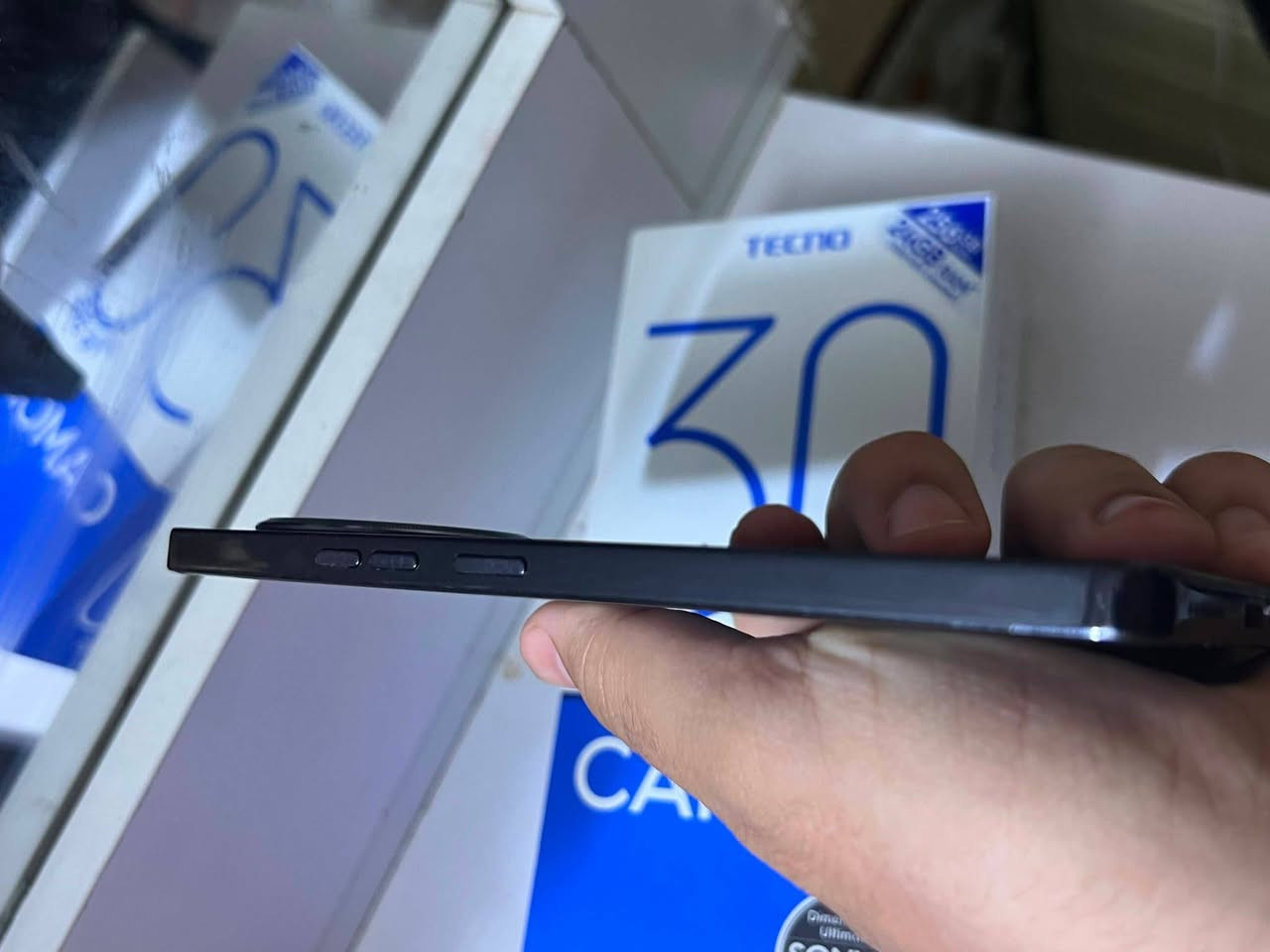 تكنو كامون 30 برو 5 جي
الجهاز كلشي مابيه وكامل ملحقاته وما داخل تصليح ابدا شحن 70 واط واستخدام شخصي سعره 325 وبيه مجال عنوان البصرة المعقل دور الهندي واتساب ***********
مواصفاته :
المعالج: ميديا تيك Dimensity 8200 Ultimate بتكنولوجيا 4 نانومتر (أداء طيارة بالألعاب وسلس جداً وما يحمى).
​الشاشة: AMOLED بحجم 6.78 بوصة، بدقة FHD+، وبتردد 144Hz (سلاسة خيالية بالتصفح واللعب والألوان تجنن).
​الكاميرا الخلفية: ثلاثية، الأساسية بدقة 50 ميجابكسل بمستشعر سوني القوي (Sony IMX890) وتدعم المثبت البصري OIS (تصوير ثبات عالي وفيديو بدقة 4K).
​الكاميرا الأمامية (السيلفي): بدقة 50 ميجابكسل مع فلاش أمامي وتصوير 4K (من أقوى كاميرات السيلفي بهيج فئة).
​البطارية: بسعة 5000 مللي أمبير (تطوّل وياك يوم كامل براحتها).
​سرعة الشحن: يدعم الشحن السريع جداً بقدرة 70 واط (يشحن الجهاز بالكامل بقرابة 45 دقيقة فقط).
​النظام: أندرويد 14 مع واجهة تكنو الخفيفة HiOS 14.
​المميزات الإضافية: سماعات ستيريو مزدوجة صوتها عالي ونقي (دعم Dolby Atmos)، ويدعم شبكات الجيل الخامس 5G.
الذاكرة الداخلية: 256 جيجابايت.
​الرام (الذاكرة العشوائية): 12 جيجا رام أساسي + 6 جيجا رام إضافي (Turbo RAM) المجموع 18 جيجا رام لأقوى أداء وسلاسة بالتنقل بين التطبيقات.
بطاريه 100
