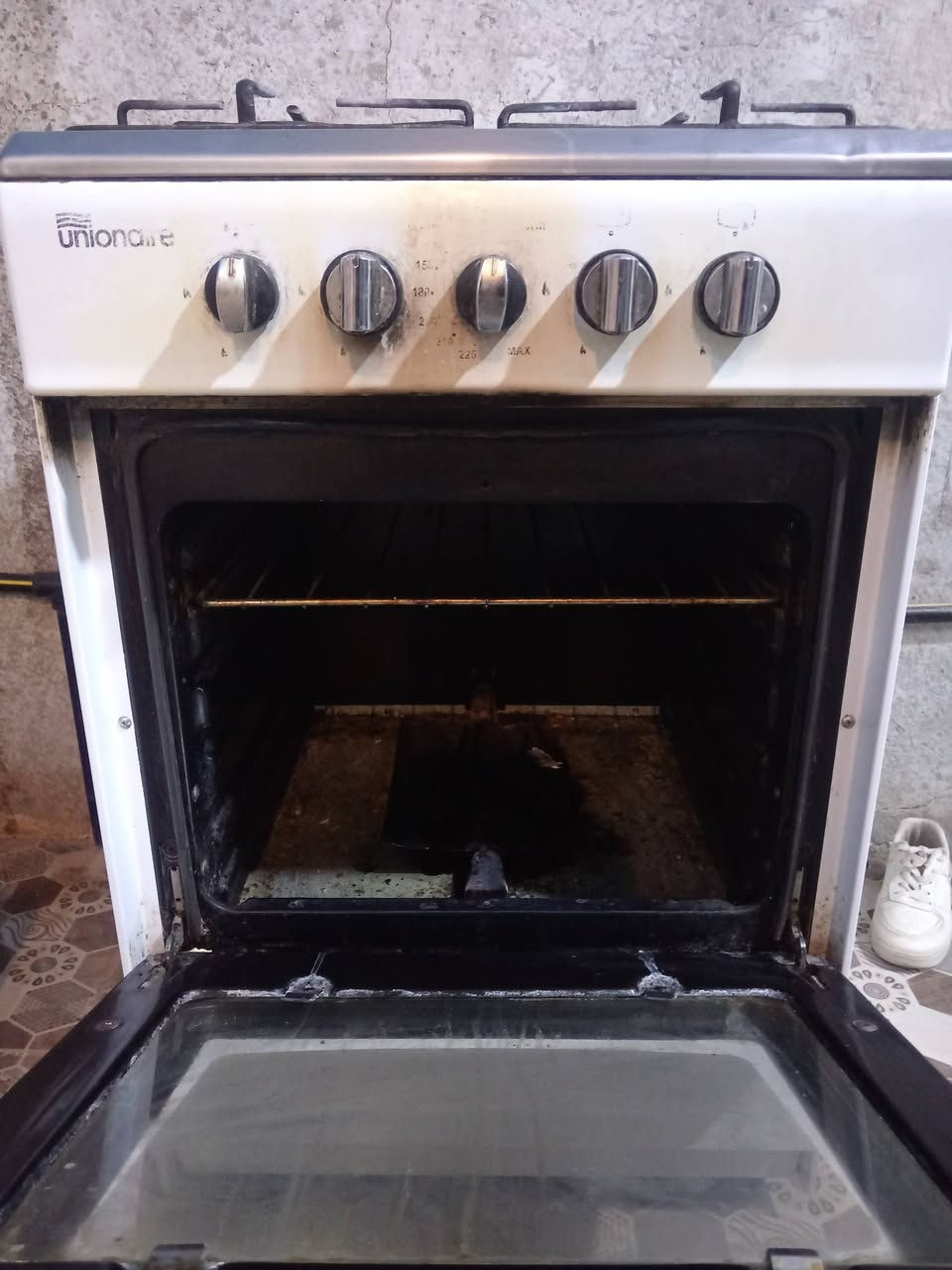 السلام عليكم طباخ جاهز وشغال فرن هم سعر 75 بي مجال ***********
