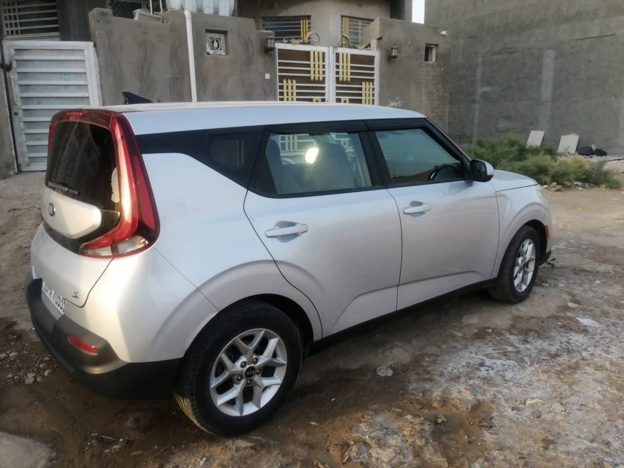 للبيع كيا صول 2020 وارد امريكي 
مواصفات نص فول 
حادثهه دعاميه امامي فقط بدون ايرباك 
شاشه كبيره كامره دواره بصمه 
رقم واسط بسم ولد صديقي تحويل ثاني يوم 
السعر ١٤٥$ وبيهه مجال 
لاستفسار لاتصال عل الرقم ***********
