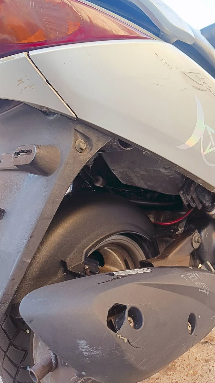 سلام عليكم دراجة بريز دراجة وكالة دراجة رمبة كهرباءيات كلهة شغالة سلف وهندر مكينة على وضع الوكالة مملعوب بيهة دراجة حولة ونضيفة نقص بس استاند تعليك وليط مال كفر الفوك البجم طاكات هاهية الباقي كلة كامل وشغال دراجة الله شاهد حلوة ونضيفة 
الرقم. ***********
السعر.  650 وشوفك بيهة انشالله
