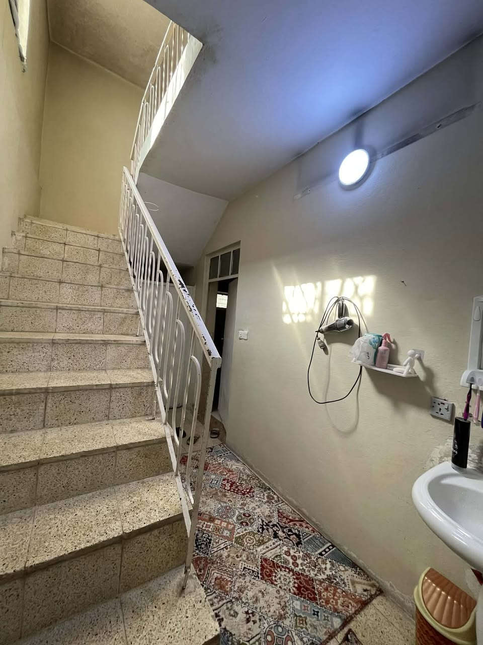 بيت للبيع في كراج الشمال قرب جامع المتقين
المساحه ٢١٠ متر يتكون من غرفتين نوم وهول واستقبال ومطبخ وحمامات 
البيت مرتب احلى من الصور  والمنطقه وكلشي قريب عليك 
تحويل بشرط 
السعر ١٤٥ وبي مجال بسيط 
للاستفسار : *********** 
او مراسلة الصفحه
