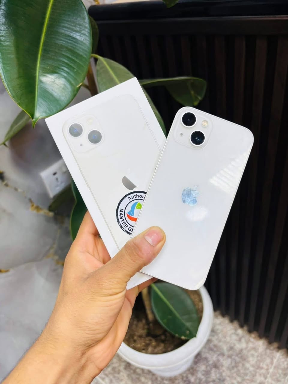 يالله.
ايفون. 13عادي. بلادي وضع الشركه وتر بروف. كامل ملحقاته.  بعده بلضمان. 

ذاكره. 128. 

بطاريه.98. 

نموذج. M. عربي شرق اوسط ماستر. AAA

نضافته. مليار. 

السعر. 475. الف. وبي مجال.

الاستفسار *********** او خاص ♥️
