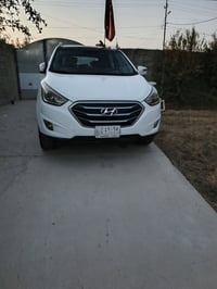 توكسان موديل 2015وارد خليجي بيه ضربه في ربع من  الجنطه  وبيه خدوش في ا...