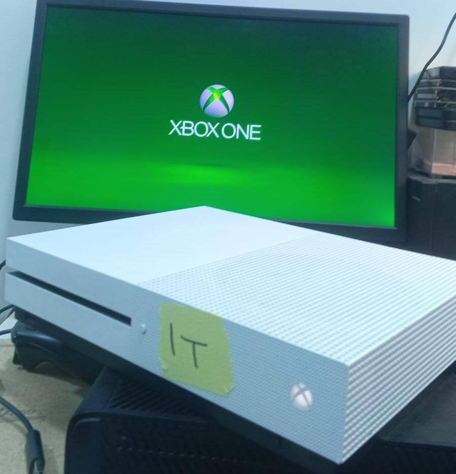 اكسبوكس ون اس واحد تيرا 
مكاني تكريت بي حساب و5 العاب نازلات مدى الحياة 
200 وبي مجال 
***********
واتس اب فقط
