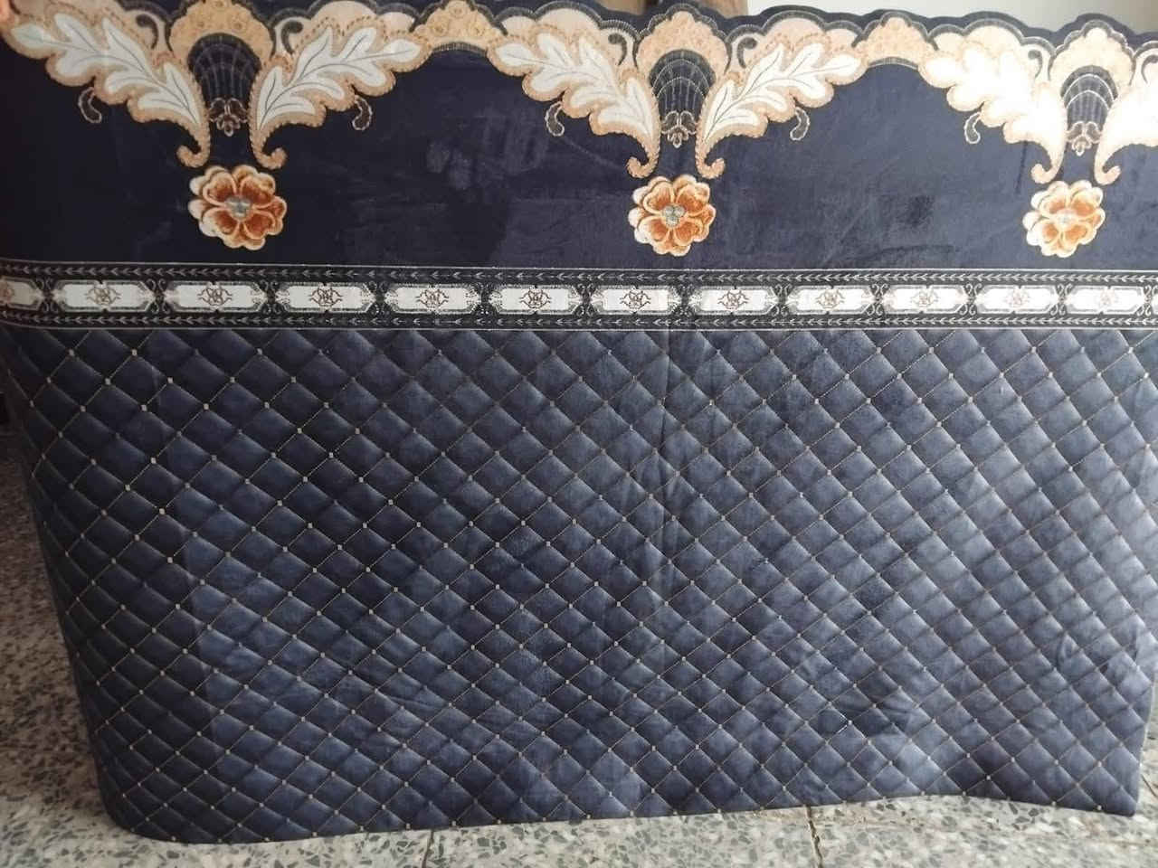 مفرش تخم امتار شانيل مذهب سعر المتر الفين 
عنوان سبع البؤر شارع بلقيس مقابيل جمله حسين


**إذا كنت صاحب هذا الإعلان وتريد حذفه لأي سبب، رجاءا أرسل رسالة إلى الدعم الفني**