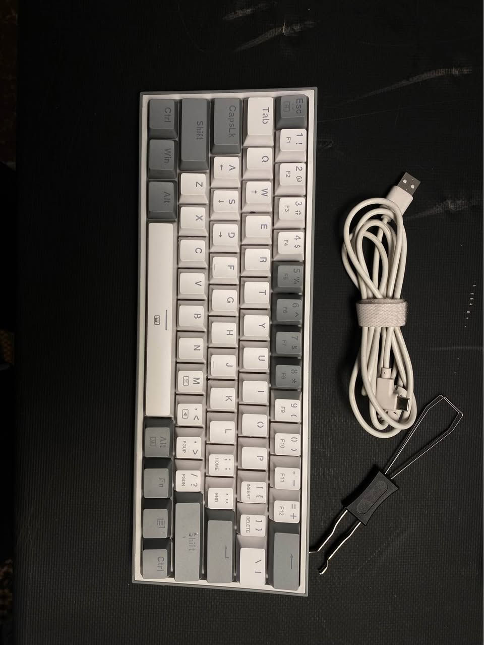 🔥 للبيع كيبورد Redragon FIZZ K617 (الغني عن التعريف) 🔥
كيبورد ميكانيكي احترافي للألعاب، بحالة الوكالة ونظافة تامة! 🕹️
 * 🔴 السويج: أحمر (Red Switch) - استجابة سريعة، ملمس ناعم وهادئ جداً.
 * ✅ الحالة: مستعمل جديد (نظافة 100% مع الكرتون وكامل الملحقات).
 * 🛡️ الضمان: ضمان فحص وتشغيل لمدة شهر كامل
✨ أهم المميزات:
 * ⌨️ حجم 60%: يوفر مساحة كبيرة للماوس ومثالي للجيمينج.
 * 🌈 إضاءة RGB: ألوان خرافية مع أنماط تحكم متعددة.
 * 🔌 سلك Type-C: قابل للفصل لسهولة النقل.
 * 🛠️ Hot-Swap: يدعم تبديل السويتشات بسهولة.
💰 السعر: 25 ألف دينار (قفل).
📍 المكان: الموصل.
⚠️ ملاحظة: التواصل حصراً عبر الاتصال بالرقم، لا أتواجد على الخاص.
📞 للاتصال: *********** موصل, نينوى
