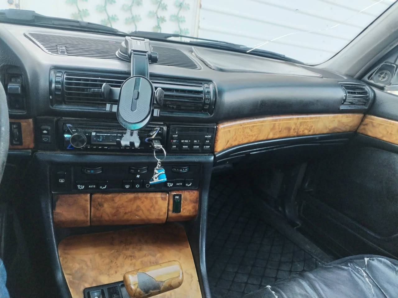 السلام عليكم  للبيعbmw 730 مفتوح موديل 92 السعر42
***********
