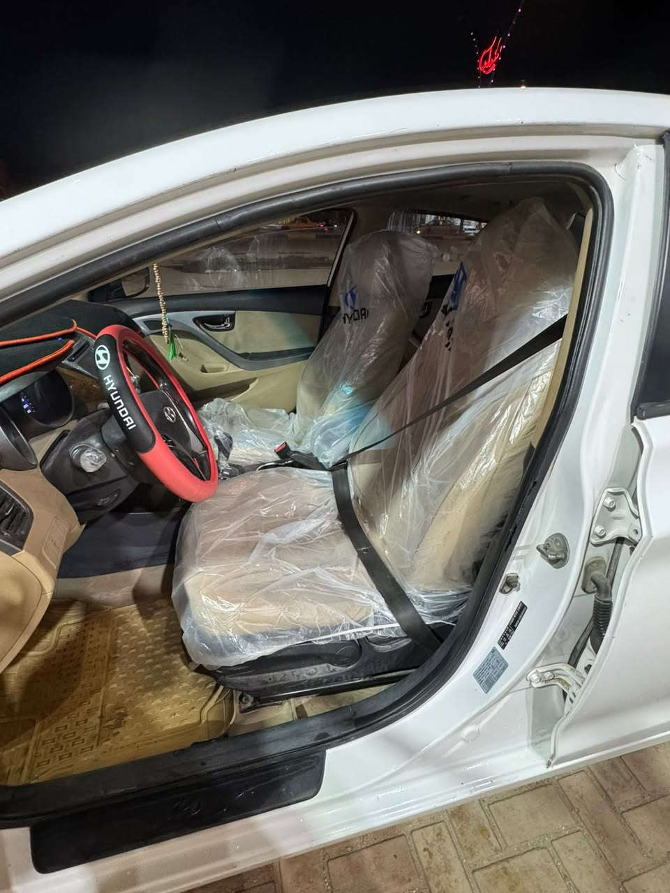 السلام عليكم حبايب لجنايه فقط
النترا 2014 خليجي ابيضّ  محرك 1800 رقمها بابل إنكليزي  كير ومحرك مكفول السياره نضيفه كدام عينك وجديده كفاله عامه عدا خشم البنيد الي مغلف فابلون فقط وجاملغ خلفي صبغ جماليه  سعرها 118 وبيها مجال بسيط حك الجيه العنوان كربلاء كنطرة السلام 

لاستفسار ***********
