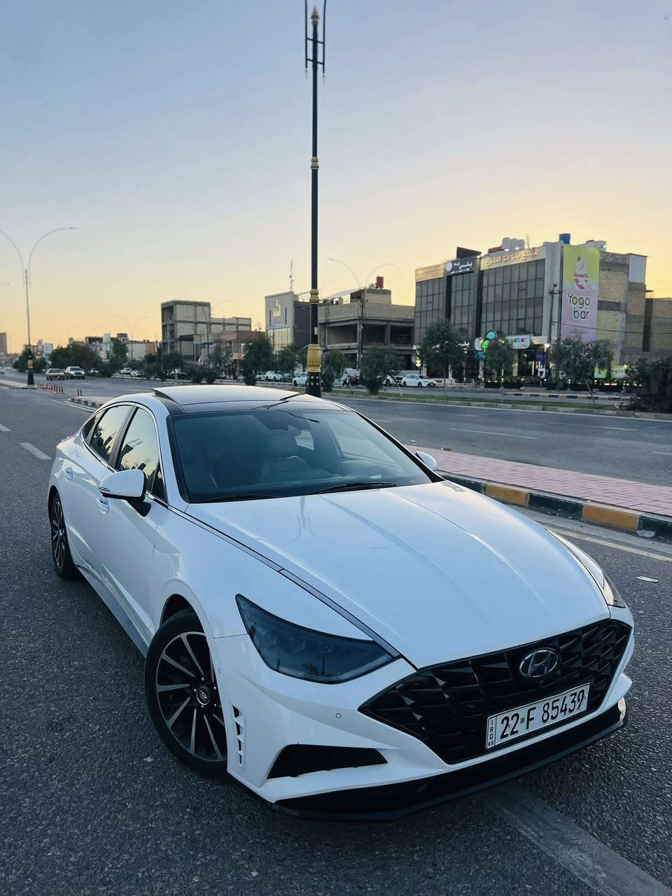 سوناتا2021

للبيع سوناتا 2021 1.6t – أعلى فئة (Limited)

سيارة نظيفة جداً وفول مواصفات 

 • محرك 1.6t لتر  (فول اقتصاد)

 • گير أوتوماتيك 8 سرعات

 • صرفية بنزين قليلة جداً ومناسبة

            (720) كيلو تمشيك بالتفويلة 

🔹 المواصفات الخارجية:

 • لايت 4 عدسات LED  أمامية وخلفية

 • فتحة سقف بانوراما

 • ويل كب شكل رياضي

 • حساسات أمامية وخلفية

 • كاميرات 360 درجة

      •    تتقدم و ترجع بالريموت 

🔹 المواصفات الداخلية:

 • كشنات جلد مشمشي خياط

 • تبريد وتدفئة للمقاعد الأمامية

      •    تدفئة ستيرن

 • شاشة عدادات رقمية كبيرة 12.3 إنج

 • شاشة وسطية 10.25 إنج

 • نظام صوت BOSE ( حفلة )

 • داتا شو (HUD)

 • تشغيل بصمة + دخول ذكي

      •    تشغيل عن بعد اكيد موجود 

      •    انارة داخلية 7 الوان للدشبول و الابواب

🔹 أنظمة الأمان:

 • رادار أمامي

 • تثبيت سرعة ذكي

 • تنبيه النقطة العمياء ويعرضها بالشاشة ( بالعينة ) 

 • نظام الحفاظ على المسار

 • فرامل طوارئ تلقائية

السيارة أعلى فئة و اعلى مواصفات و دشبولها لونين 

صور الحادث موجوده بلمنشور

ماشية 100 الف كيلو 

السعر 168 ورقة وبيها مجال كلش قليل 

***********

مكان السيارة نجف
