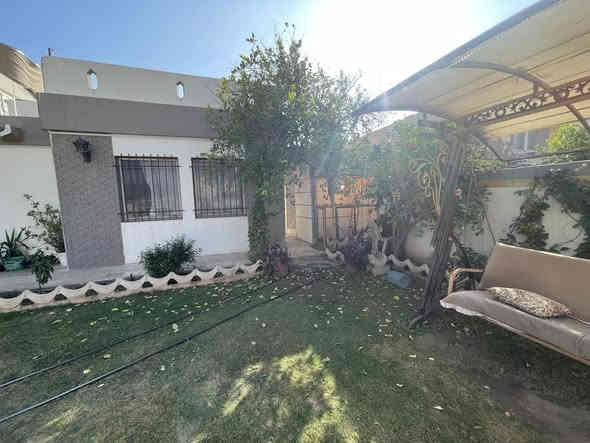 السلام عليكم 

دار للبيع منطقه دوميز الظباط  الطابو بسم شخص واحد مساحه الدار 400 متر. + فضله 150 متر مع الدار 
الطابق الارضي

الطابق الارضي 
2غرف نوم4في4

غرفه خطار 7 في 4
غرفه خطار 4 في 4 ونص
مطبخ 4 في 4

الطابق العلوي

غرفه نوم 5 في 4
صحيات 
مخزن 
سعر الدار 315
***********
