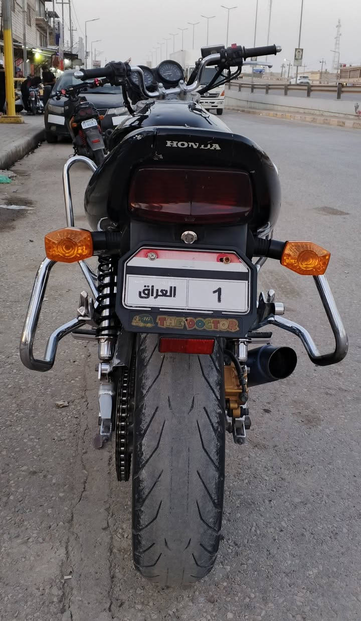 السلام عليكم سيبي فور للبيع دراجة مكفولة محرك وگير واستعمل دهن للمحرك أفضل نوعيه الامزول 
بيها كزوز رياضي محرك ناعم 
العنوان العمارة. للاستفسار الاتصال على الرقم ***********
