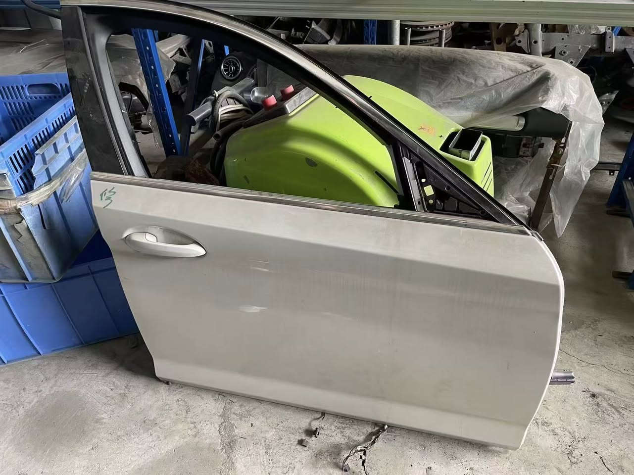 قطعة أصلية لعشاق التميز - BMW
قطعة أصلية لعشاق التميز - BMW
للبيع باب أمامي BMW (جهة السائق/الراكب حسب المتوفر) بحالة ممتازة جداً، القطعة أصلية وجاهزة للتركيب.
• اللون: صدفي ملكي (White Pearl) - صبغ الشركة الأصلي.
• الموديل: متوافق مع الفئات الحديثة (—BMW 530i G30 / 5 Series).
• الحالة: نظافة عالية جداً، خالي من الضربات القوية، مع المقبض الخارجي.
💰 السعر:
600$ دولار (قفل) ### 📞 للاستفسار والتواصل:
يرجى الاتصال على الرقم: ***********
أو المراسلة عبر الخاص (Direct Message).
