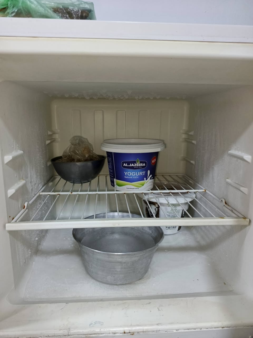 ثلاجه للبيع ١٨ قدم السعر ١٥٠ وبيها مجال تواصل ***********
