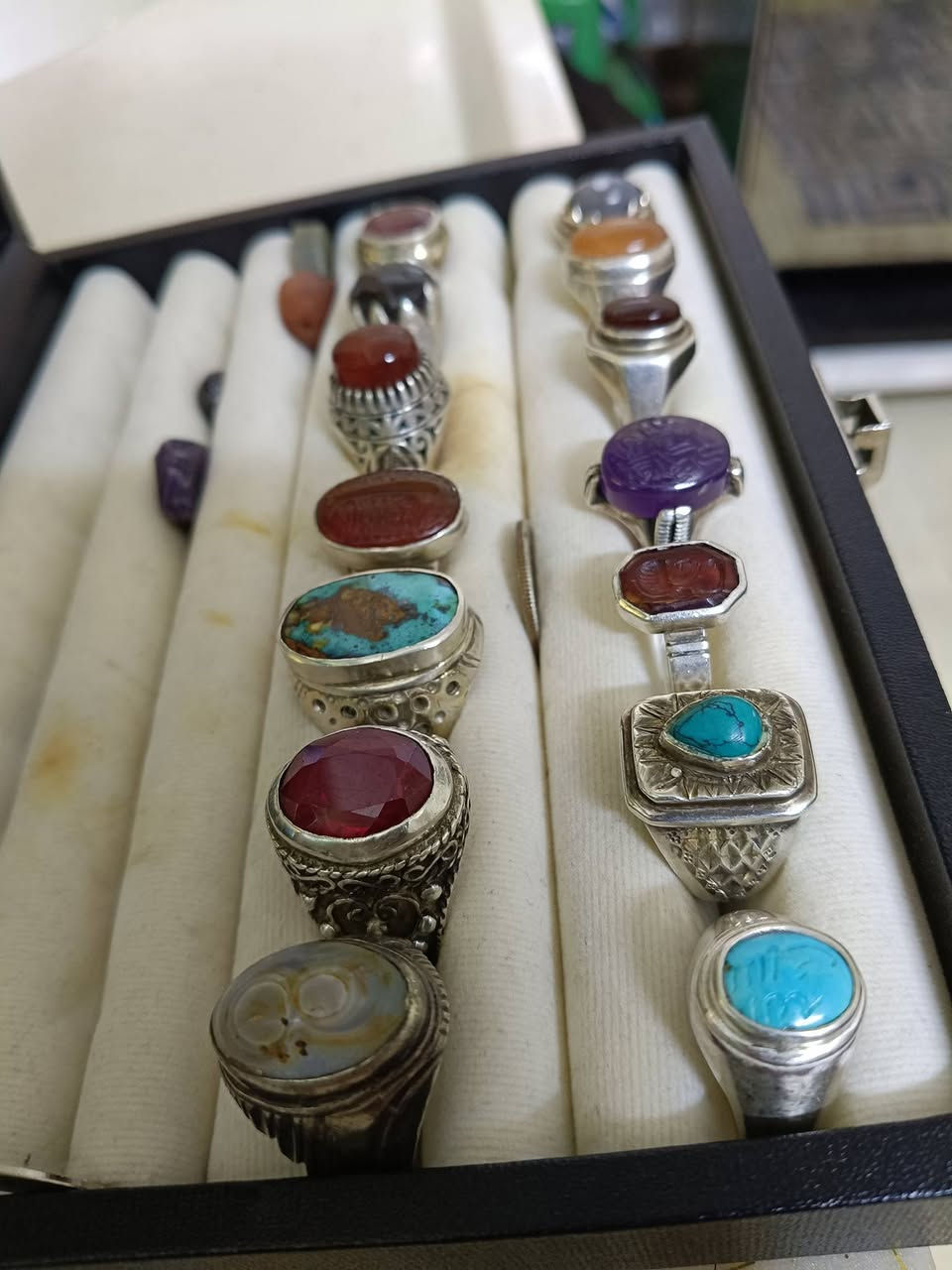 السلام عليكم اخواني محابس فضه عراقيه صياغه كلهم  احجار يمنيه وليس تقليد الي يحب يتواصل ع الرقم ***********
