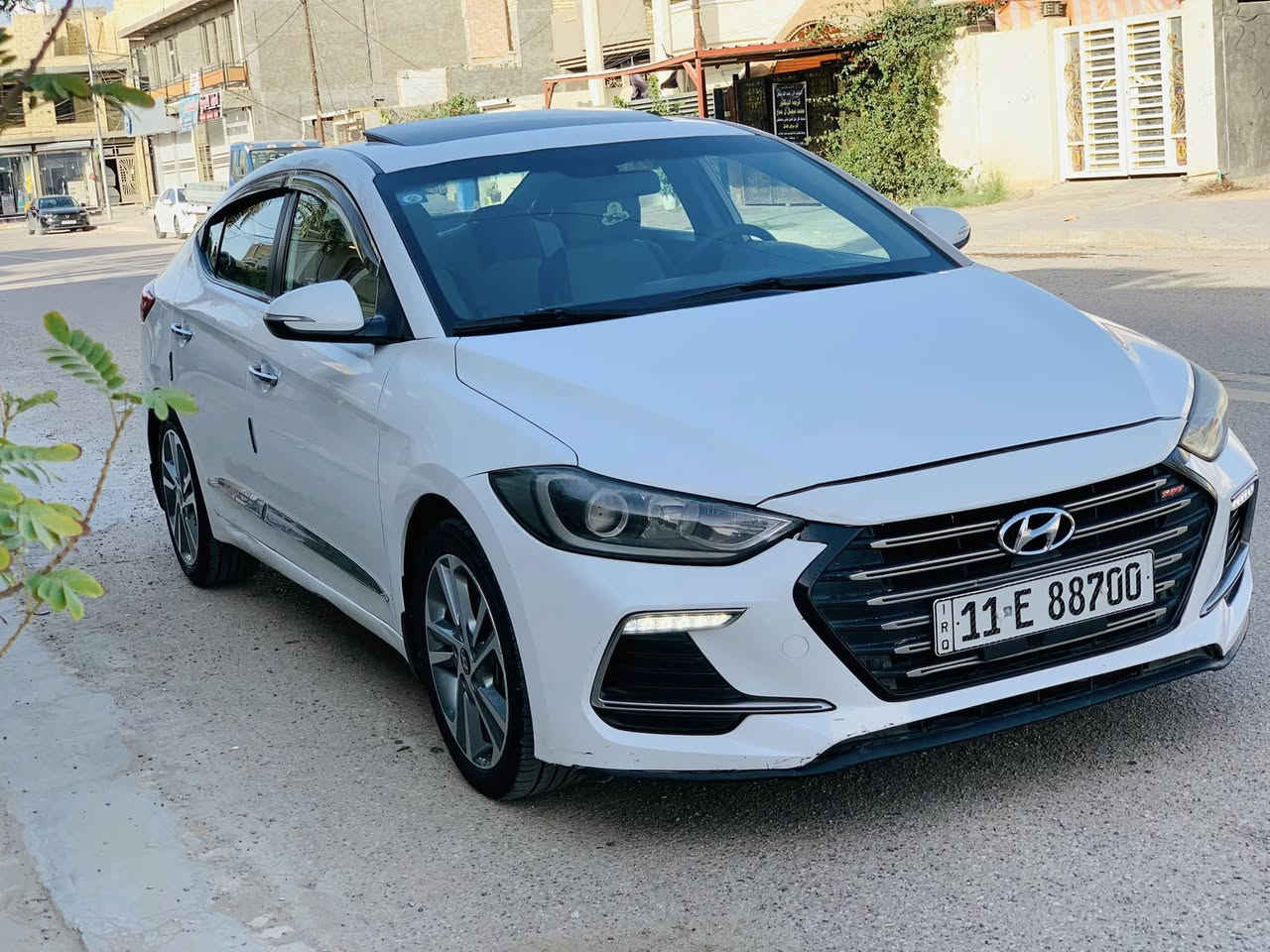 السلام عليكم 
—————————-
النترا 2018 سوبر فول خليجي 
رقم بغداد هزه وسنوية ورقام كلة جديد 
———————————————————
مواصفات 
١- فتحة 
٢- تبريد قطعتين 
٣- ويل كب ١٨ 
٤- مري شفط + اشايره 
٥- شاشة كبيرة + كاميرا 
٦- محرك ٢٠٠٠ دوش 
٧- حساس خلفي 
————————————————————————-
سياره جاهزه من كلشي مكينه وكير وصدر وتبريد على وضع الشركة ماشية ٩٥ الف كم على إيد وحده 
بية صبغ قطعة وحده فقط باب خلفي الباقي مكفول بدون بارد 
—————————————————————————
مكانه :- بغداد 
السعر :- 147 
***********
