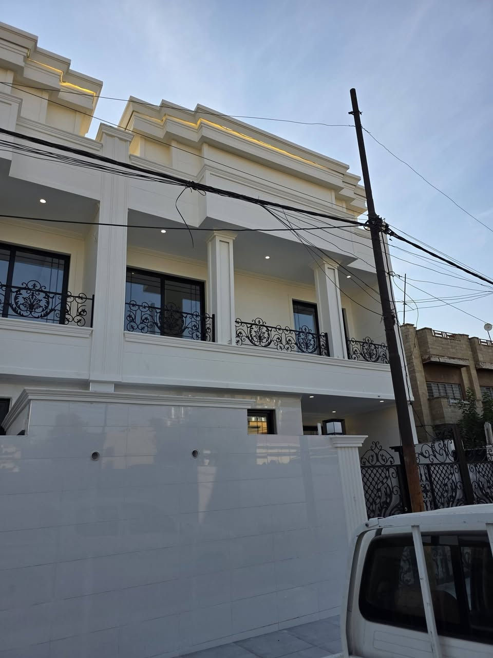 دار للبيع في حي المحاربين زيرو  المساحة  168 م طابقين 5 غرف نوم صالة مشتملات الواجهة 7.5 اتجاه غروب شارع تبليط 12 م .
عقارات الصفوة  حي المصارف قرب جامع سعدي مهدي 
***********
***********
